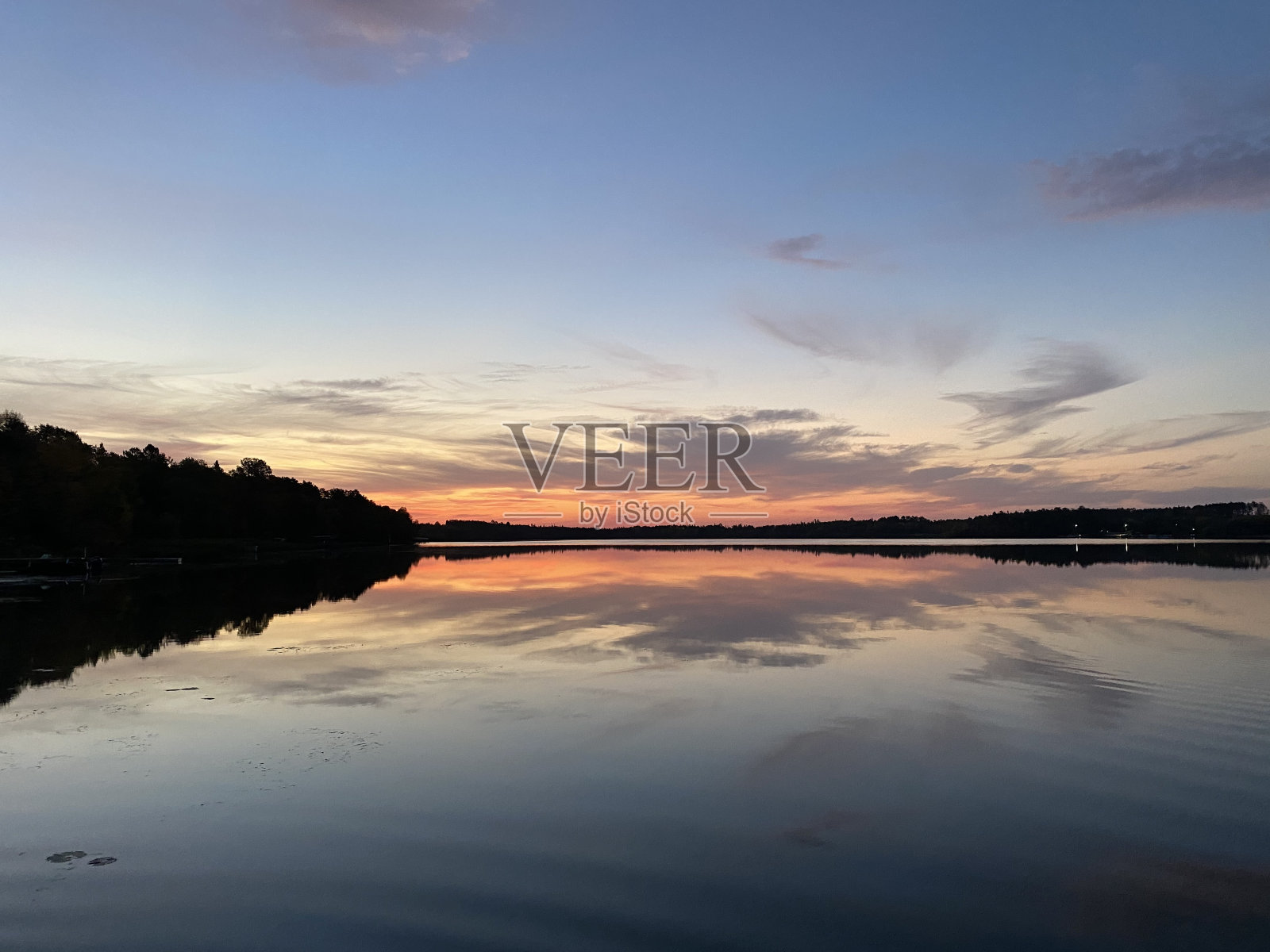 湖面上的北湖日出照片摄影图片