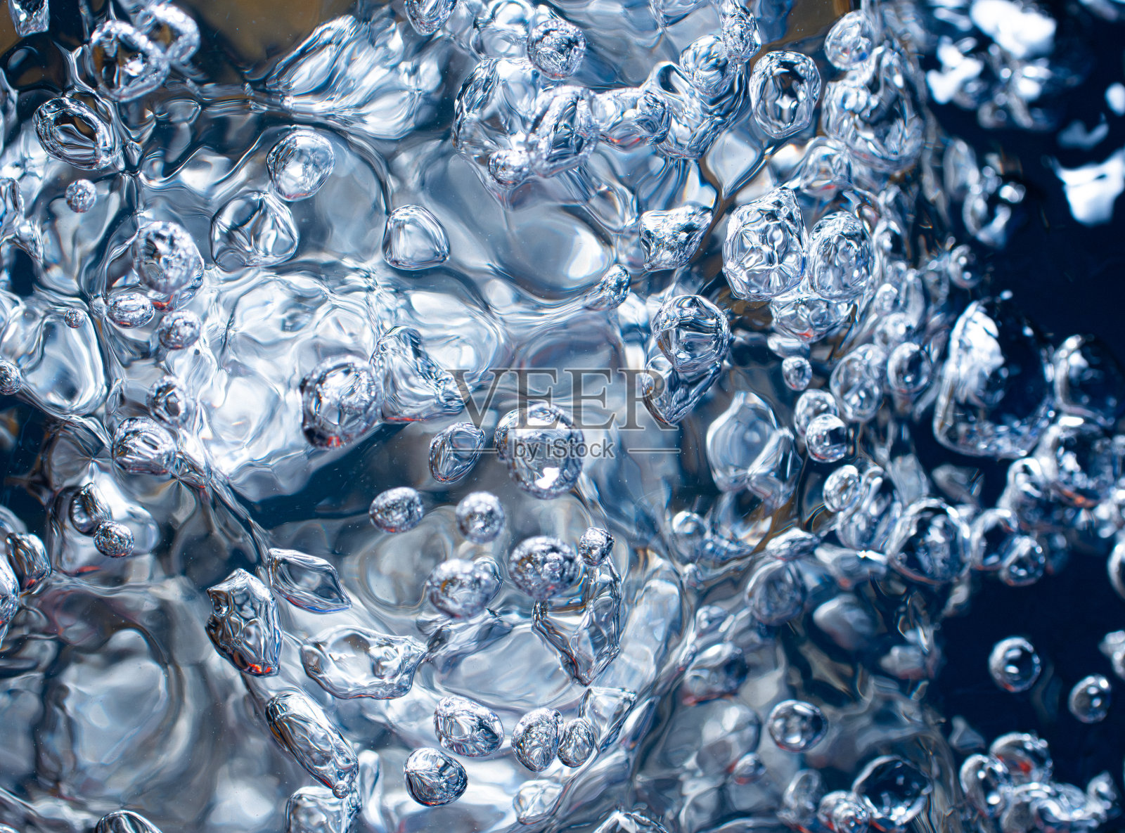 水面有气泡，表面呈黑色或深色。气泡从水中起，呈波浪状，呈圆形照片摄影图片