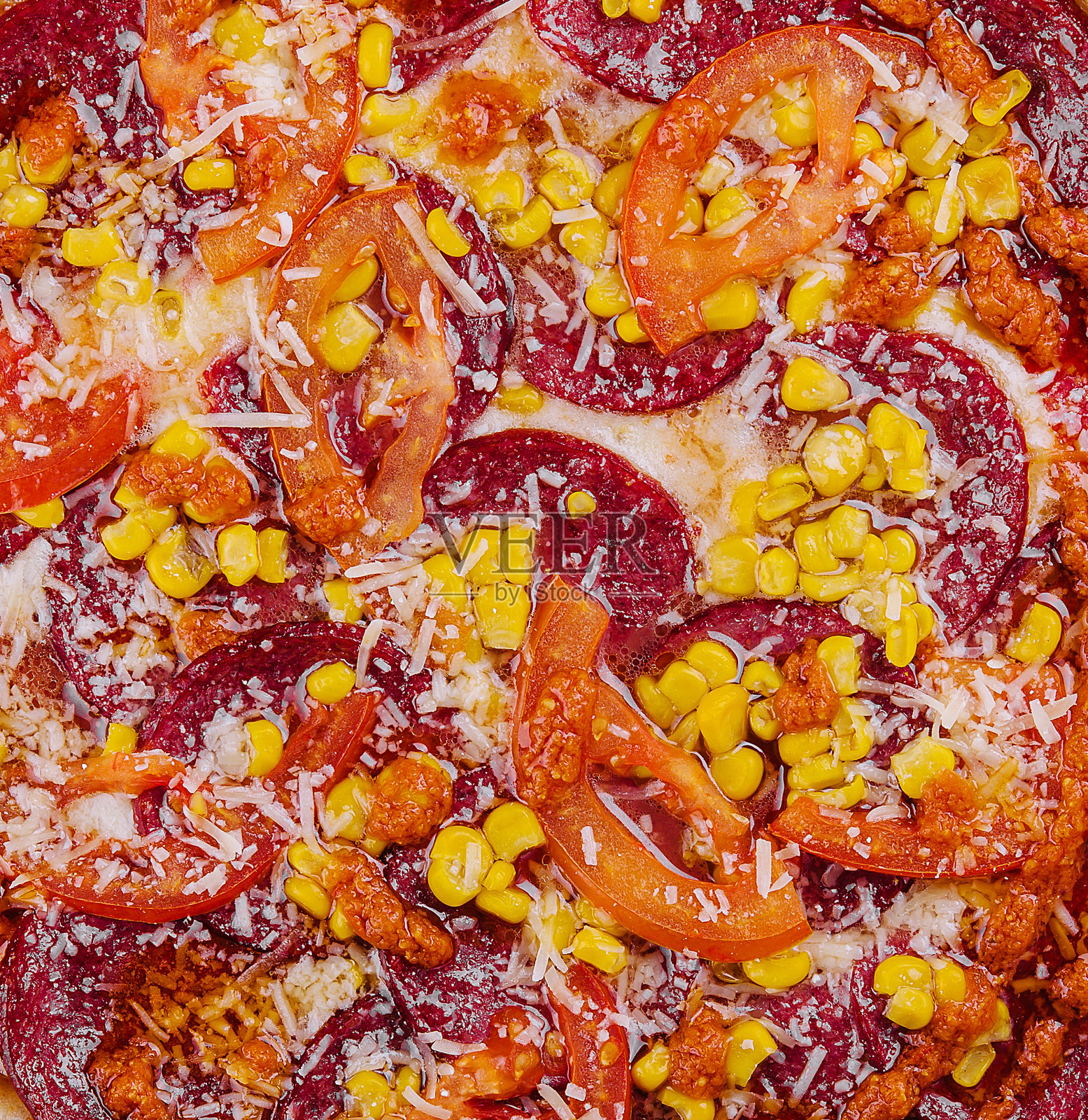 意大利辣香肠披萨配西红柿和玉米照片摄影图片