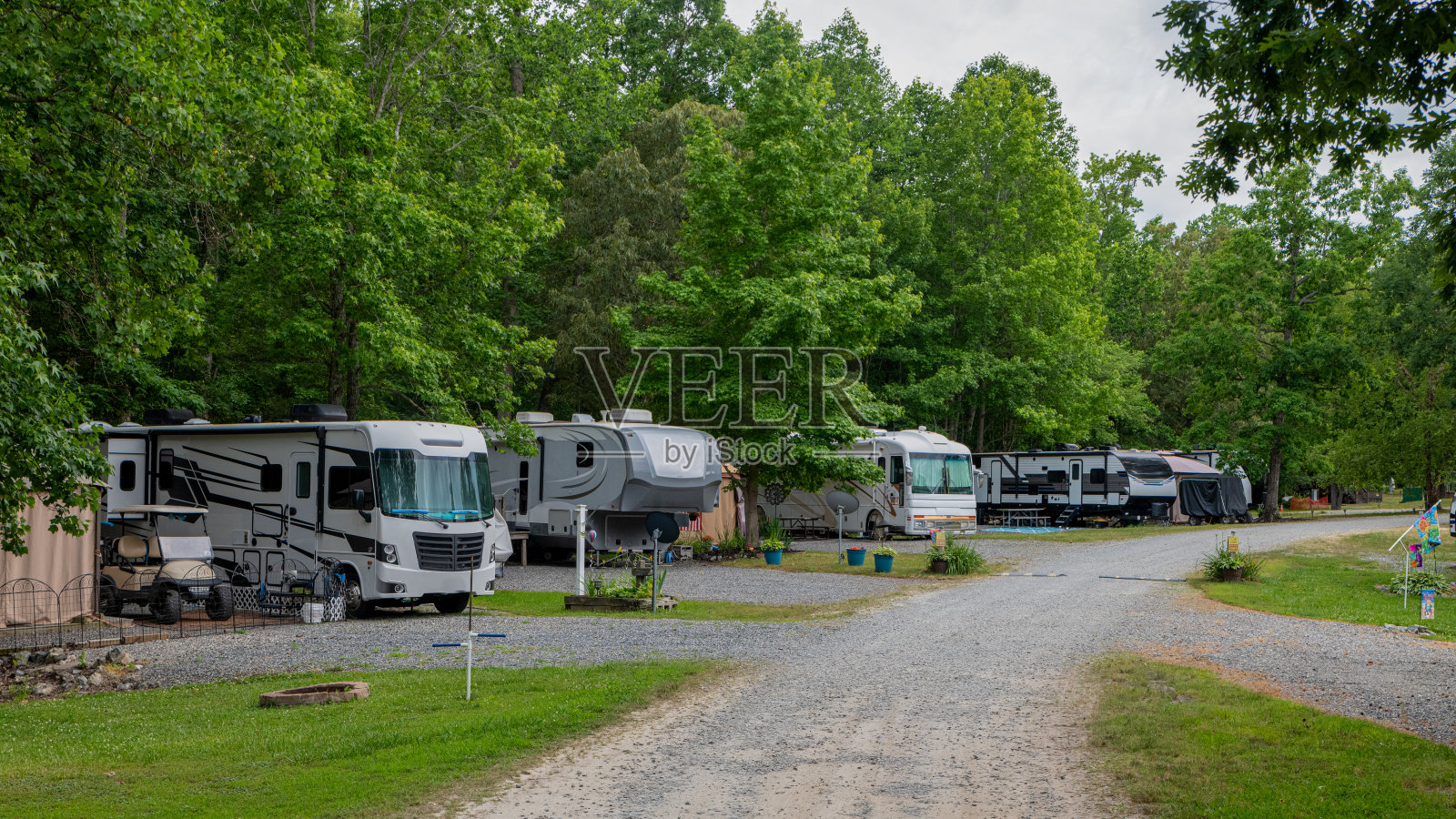 露营成一排照片摄影图片