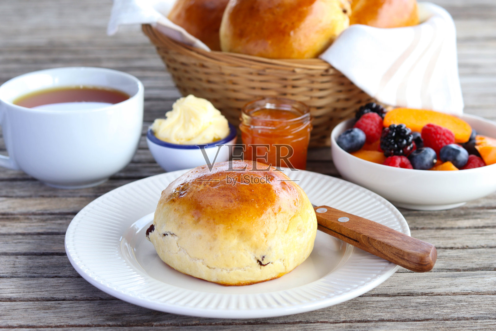 葡萄干面包，上桌照片摄影图片