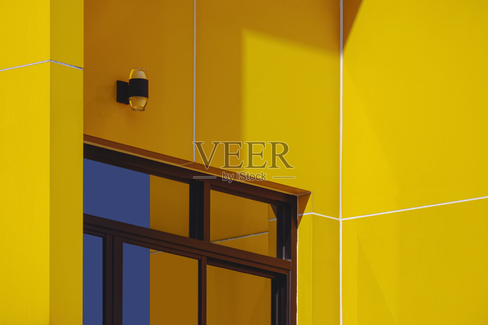 现代风格建筑墙面上的玻璃窗和壁灯照片摄影图片