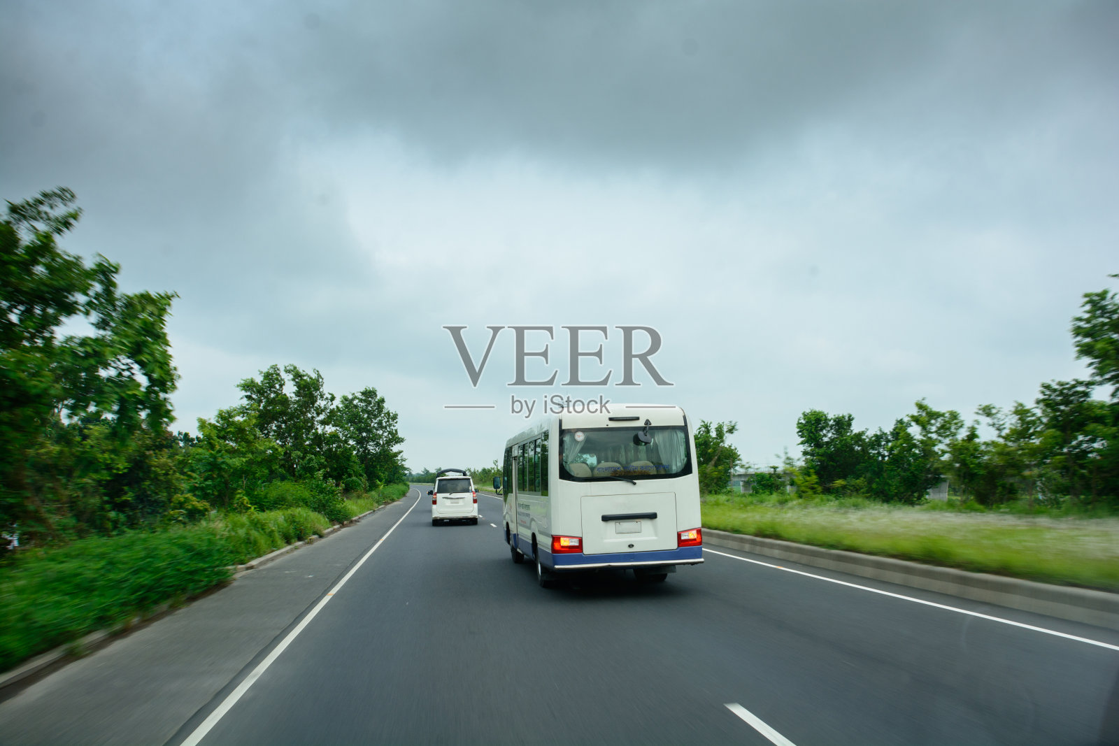 一张宁静的照片，拍摄了孟加拉国帕德玛桥路平坦的道路照片摄影图片