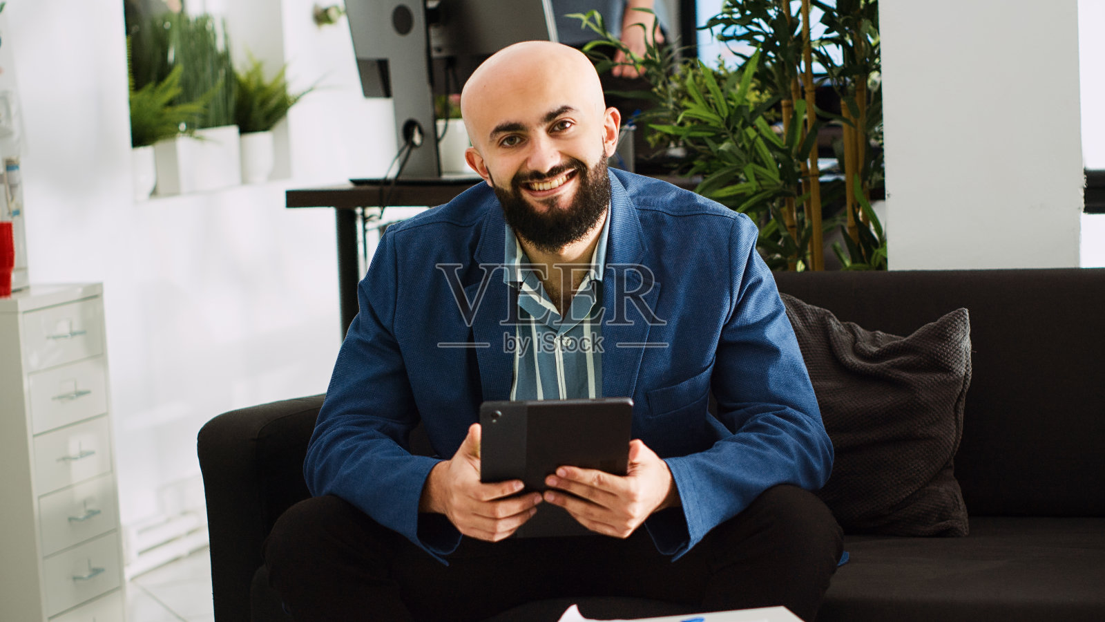 初创公司分析师检查数据照片摄影图片