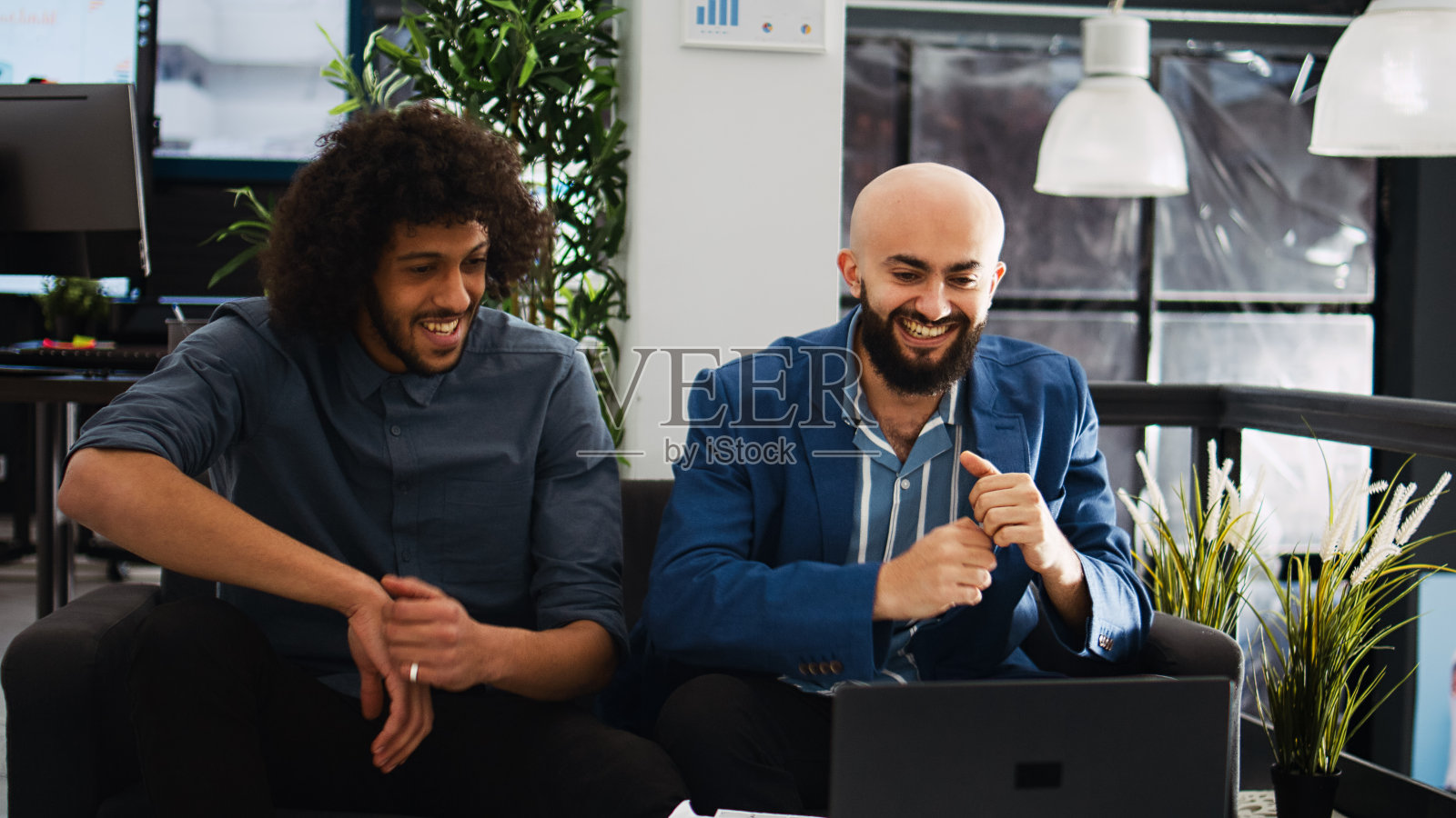 研究团队庆祝商业成功照片摄影图片