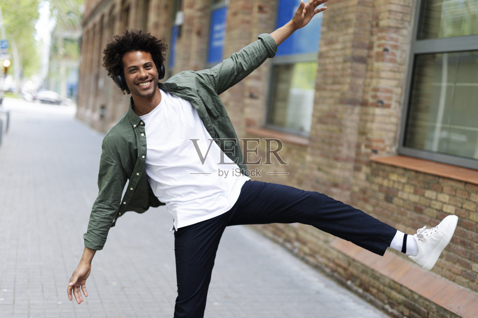 一个人一边听着音乐，一边穿过城市照片摄影图片