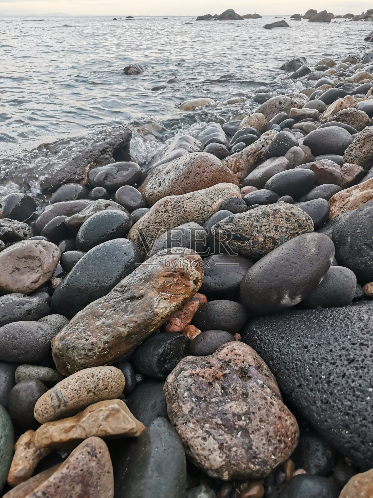 北海道用圆形石头铺成的海岸照片摄影图片