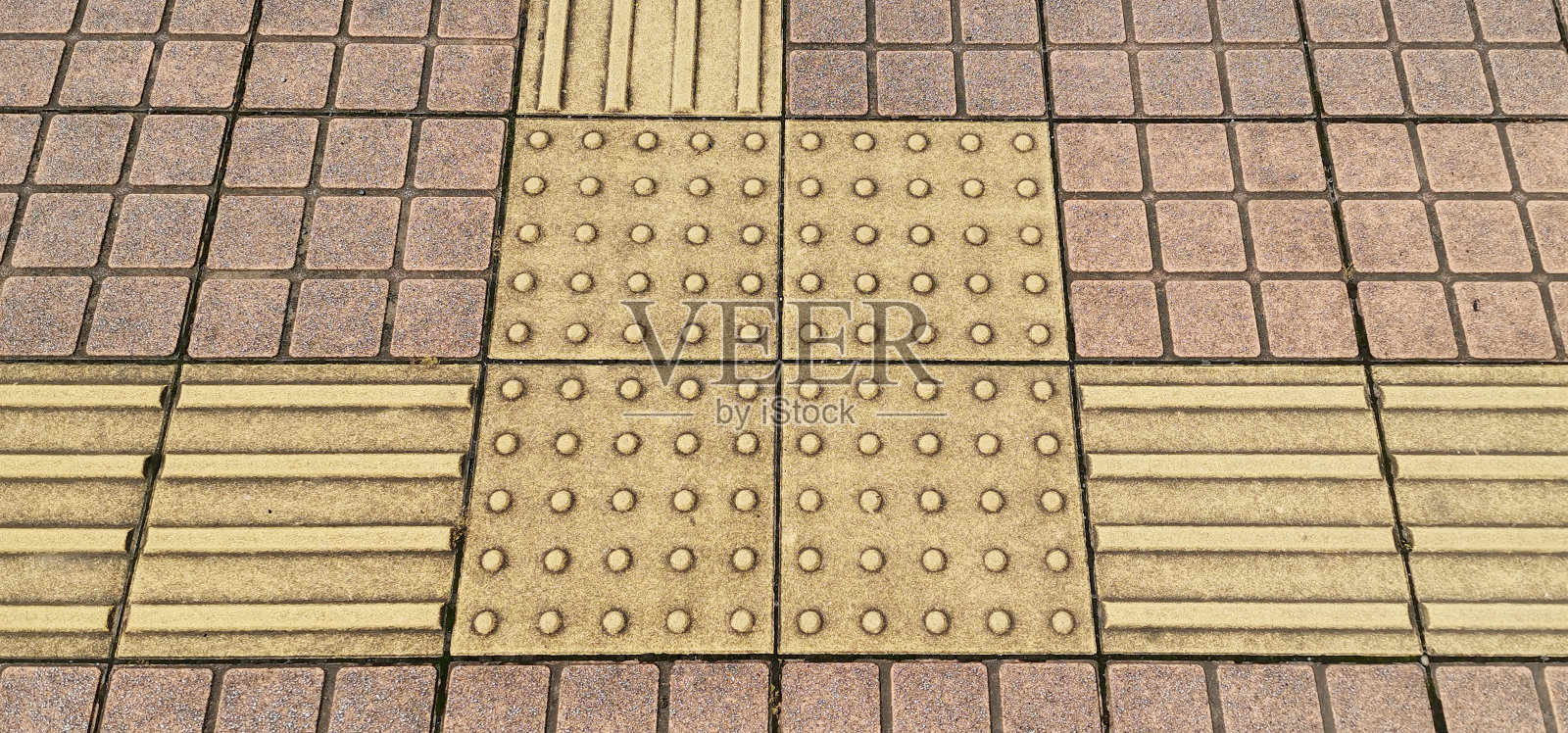 日本人行道上的盲文块照片摄影图片