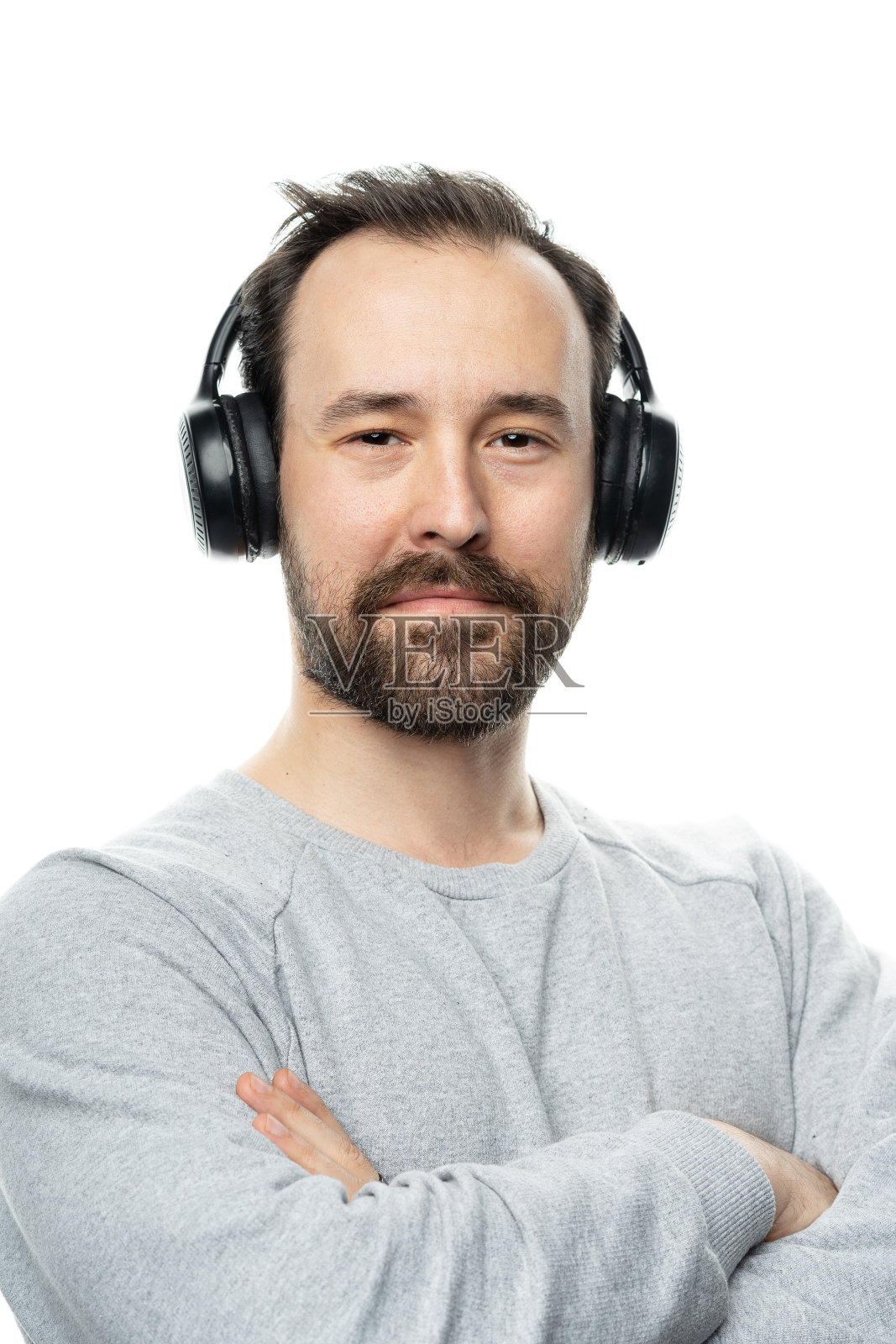 一个人戴着耳机听音乐照片摄影图片