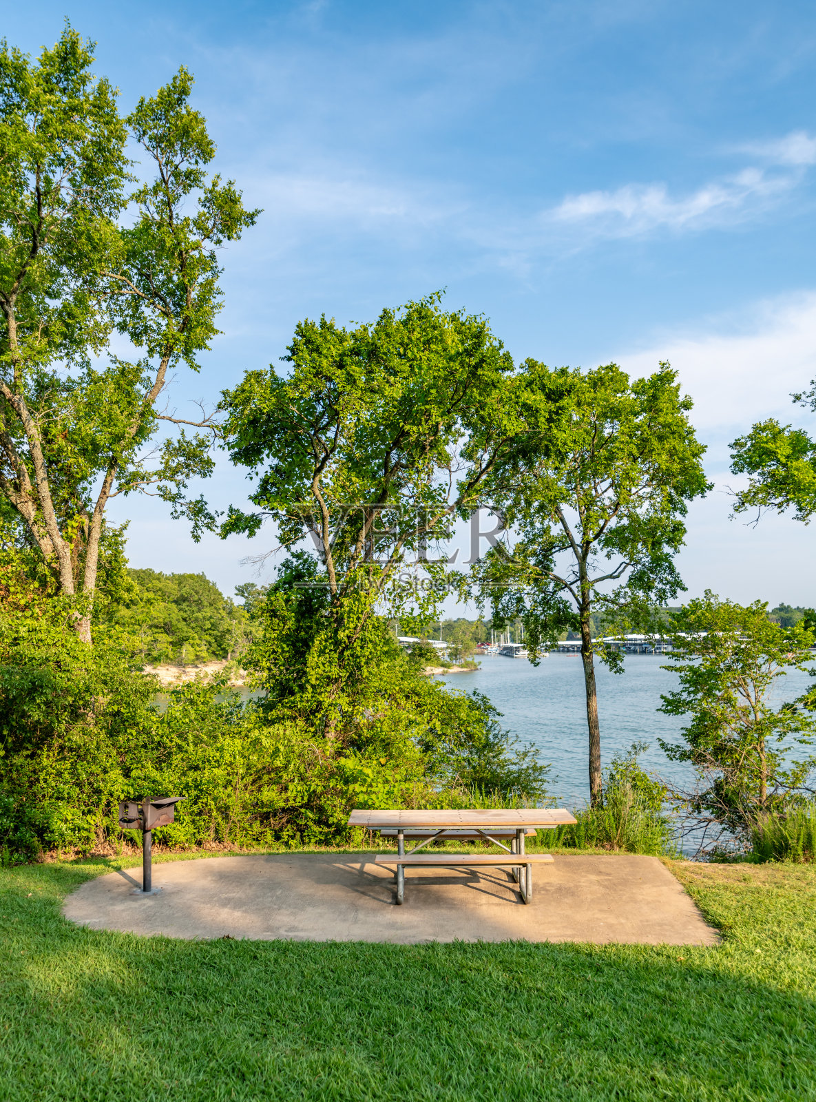 餐桌岩石湖野餐座位，密苏里州照片摄影图片