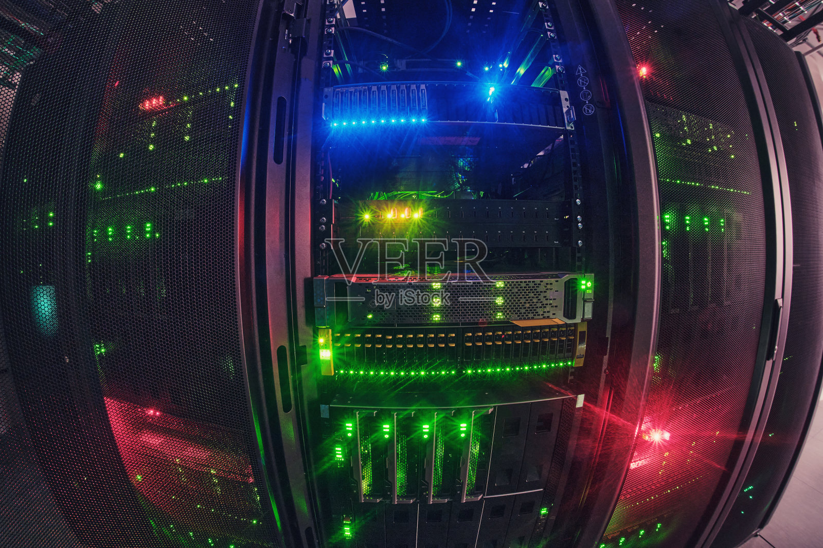 虚化服务器灯的抽象背景。服务器机房的安全措施是最先进的。照片摄影图片