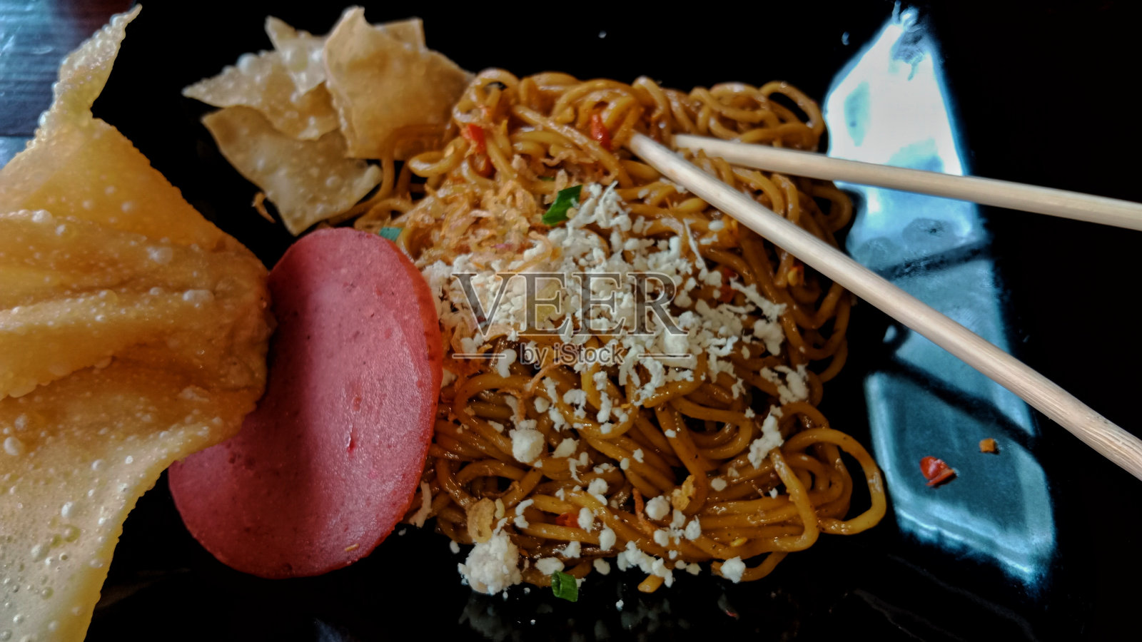 面配煎饺和咸牛肉照片摄影图片