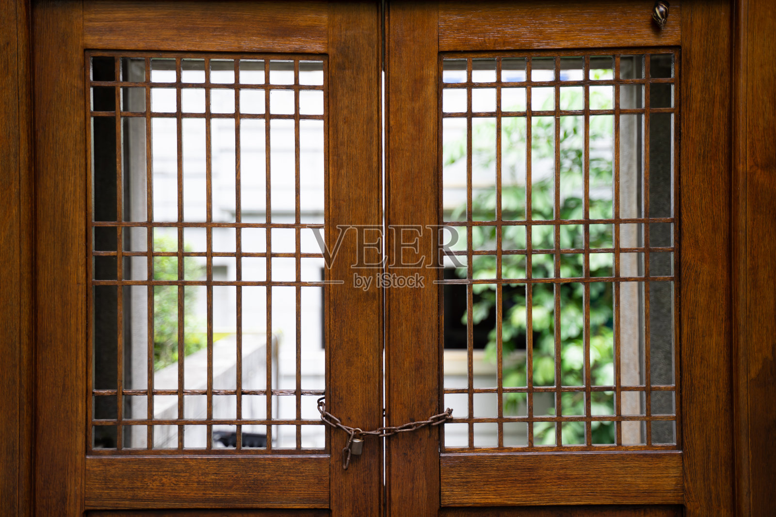 木门和木窗都用链条和钥匙锁着照片摄影图片