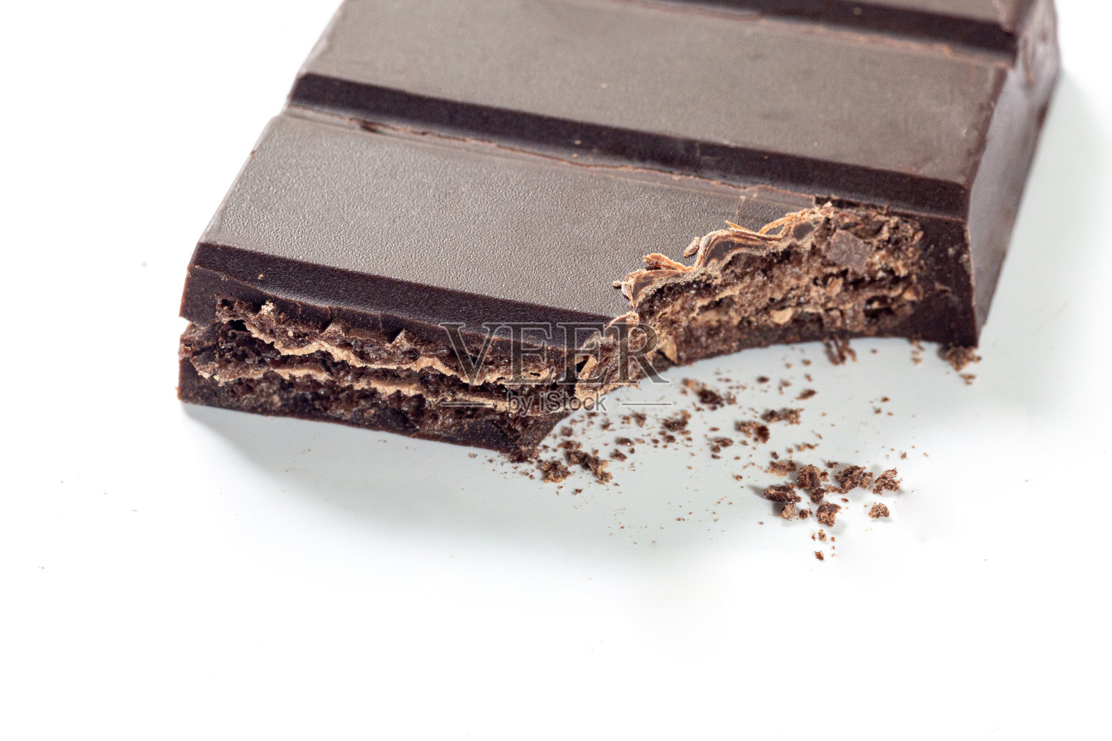 巧克力(Biz Dark)，覆盖黑巧克力，60%可可，牛奶巧克力，白色背景，选择性聚焦照片摄影图片