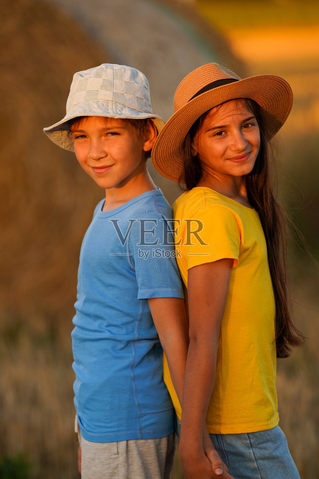 夏天，热恋中的青少年在大自然中摆姿势。照片摄影图片