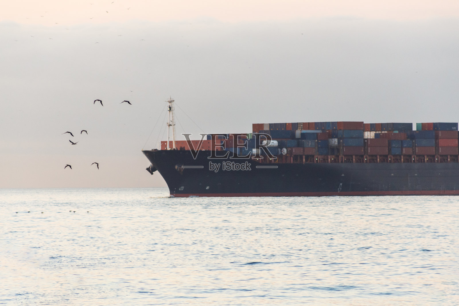 一艘货船在里约热内卢的科帕卡巴纳海滩上航行。照片摄影图片