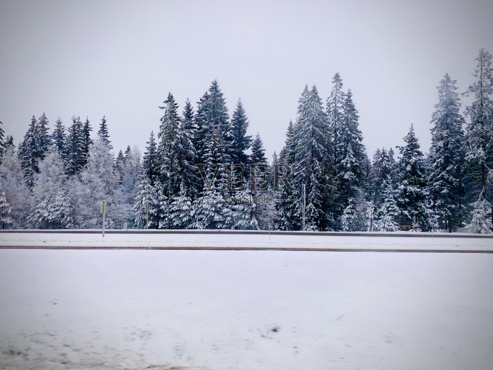 挪威白雪皑皑的街景。照片摄影图片