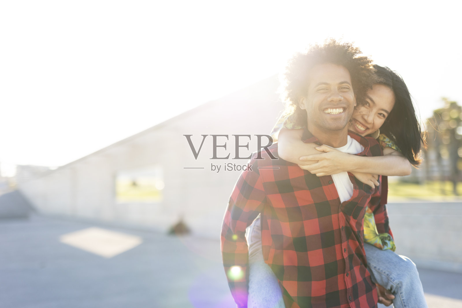 一对恩爱的情侣漫步在城市里照片摄影图片