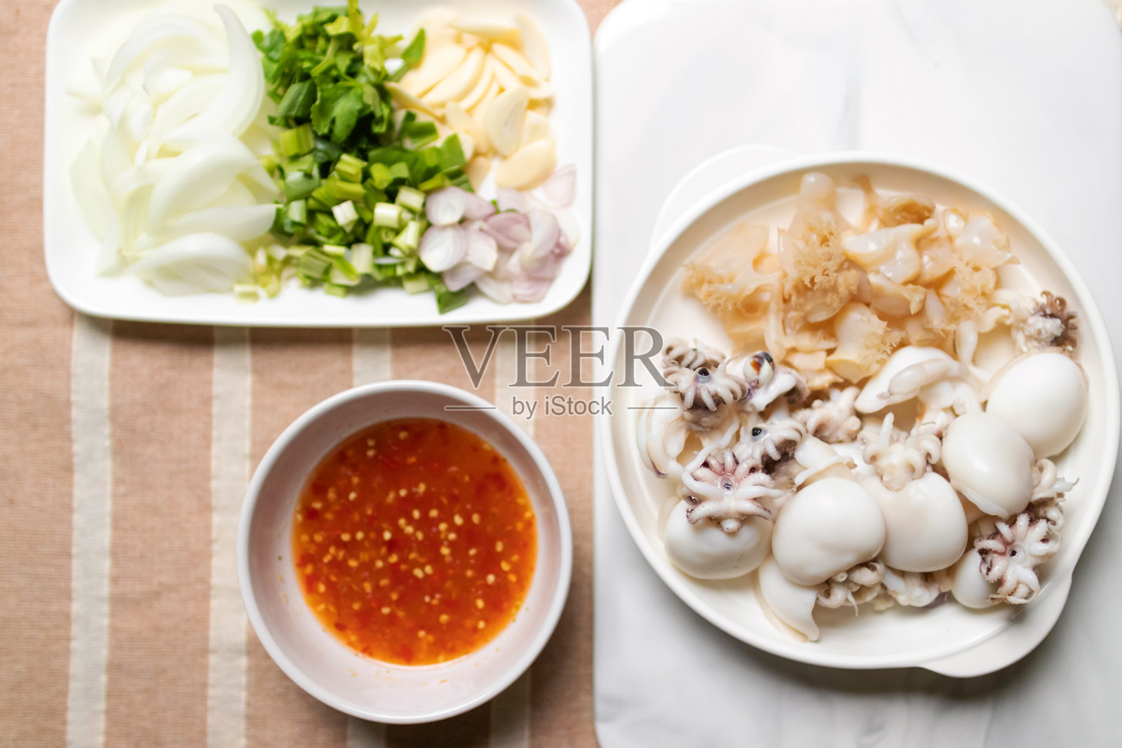 美味的香料墨鱼和水母沙拉的配料。照片摄影图片