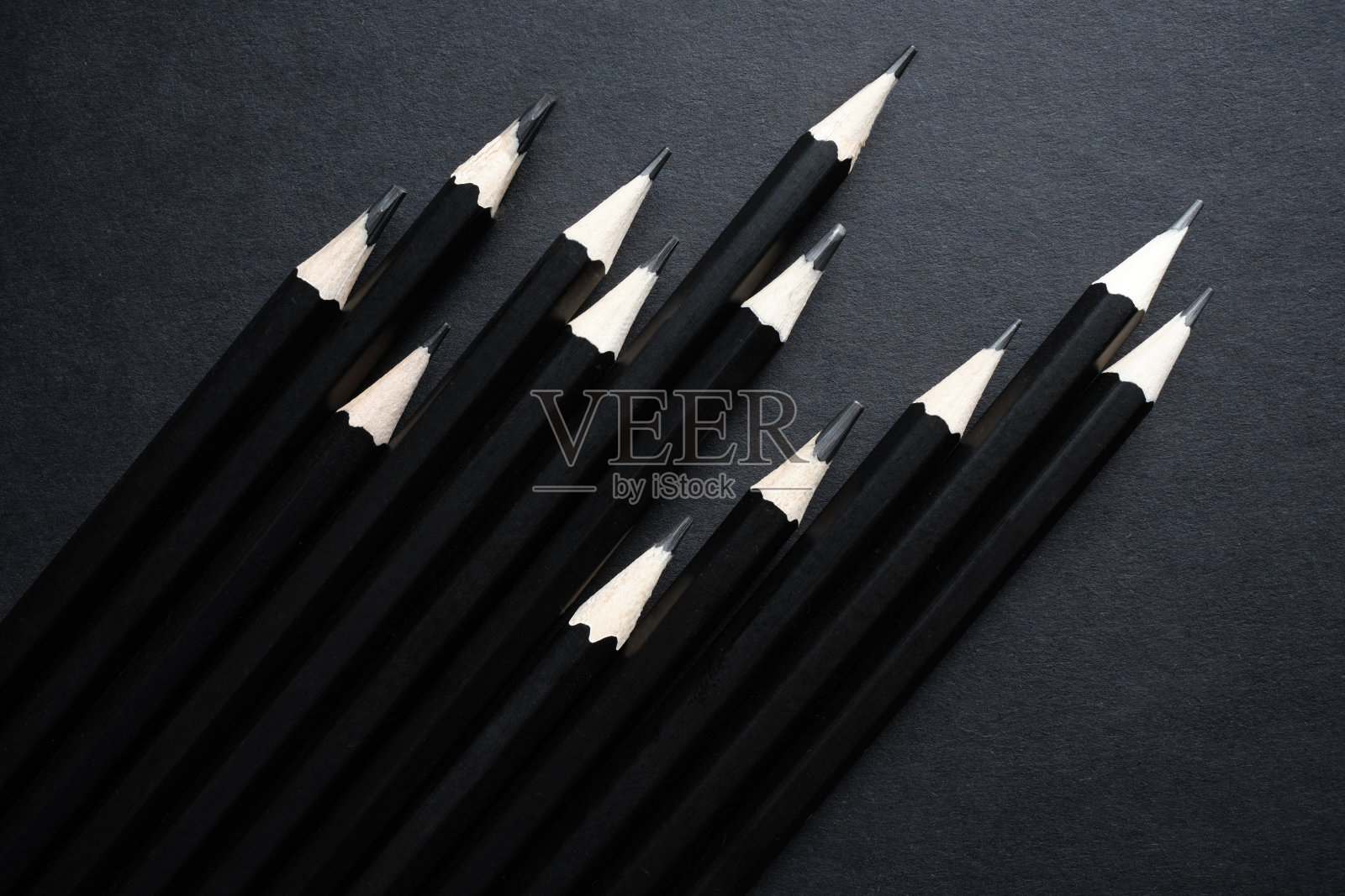 很多黑色的蜡笔照片摄影图片