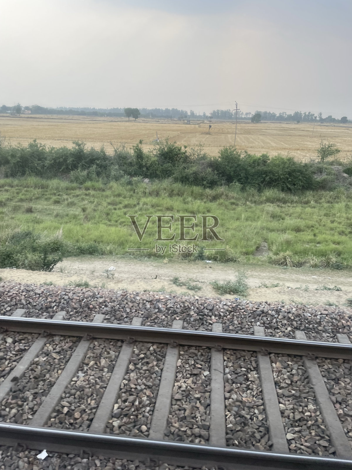 火车线路穿过田野照片摄影图片