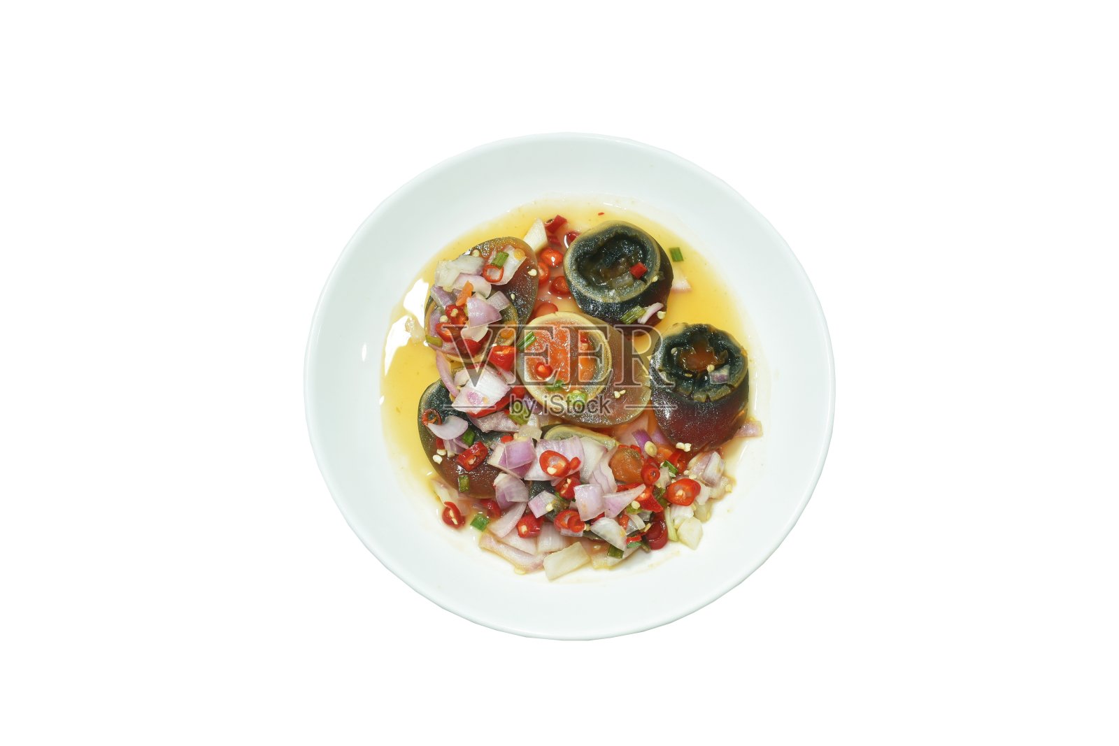 水煮咸黑皮蛋半切配葱丝和辣椒沙拉照片摄影图片