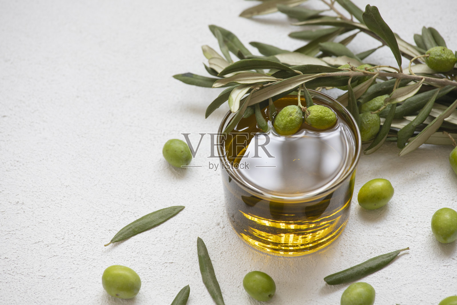 生橄榄和橄榄油照片摄影图片