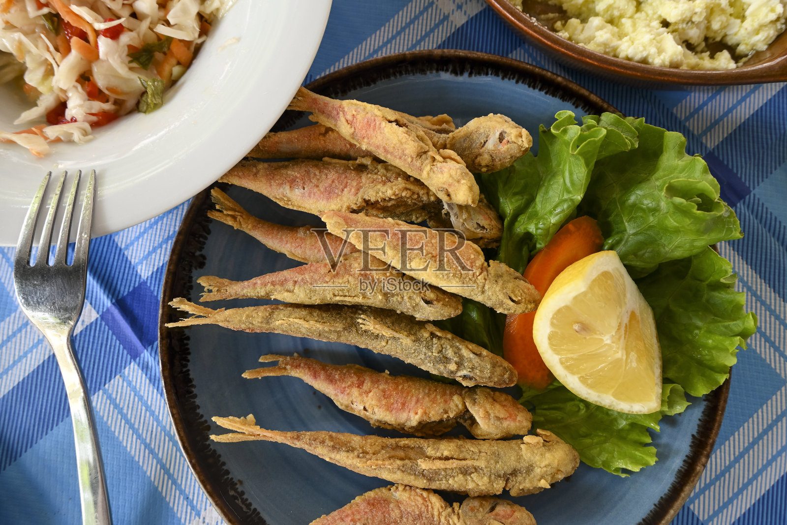 炸红鲻鱼照片摄影图片