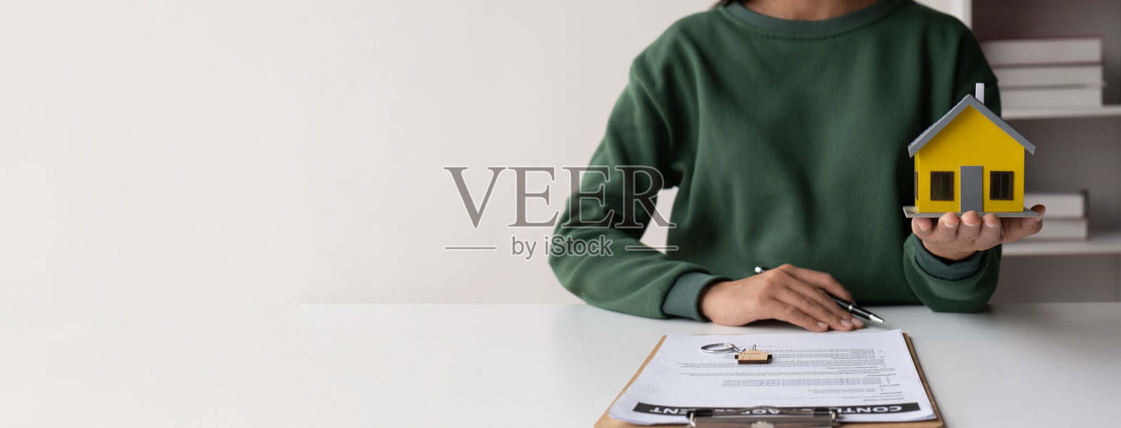 房地产经纪人在她的办公室里处理文件，为她的客户准备信息。照片摄影图片