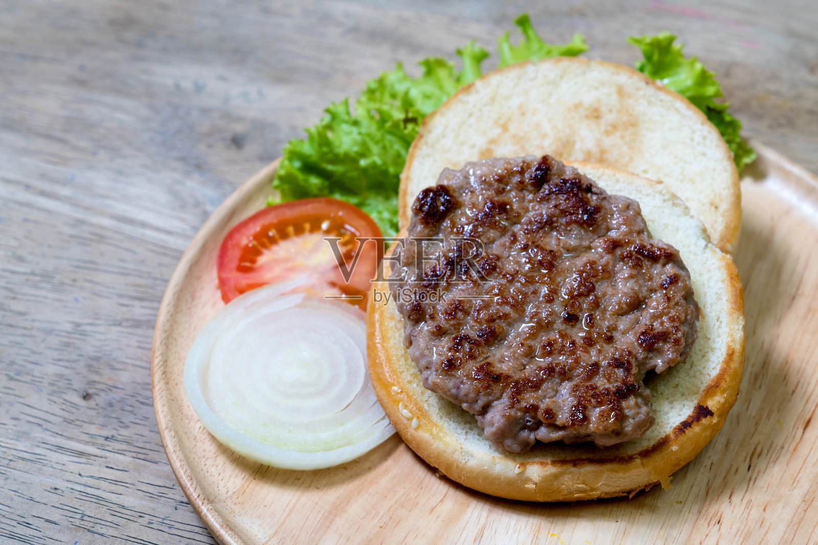 自制木盘猪肉汉堡照片摄影图片