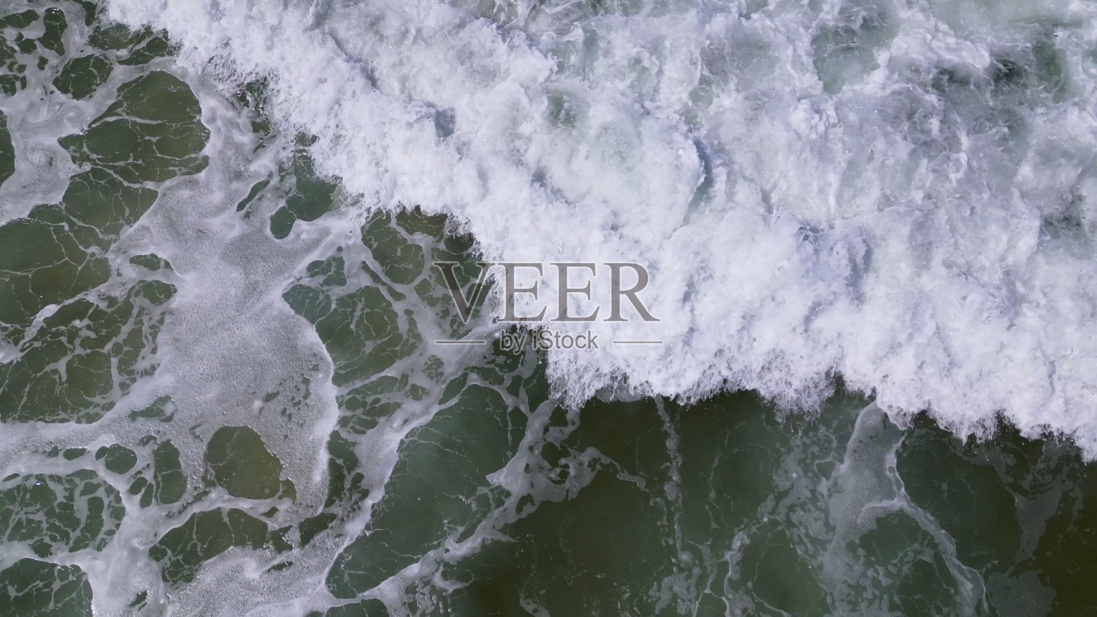 海浪冲击沙滩的俯视图照片摄影图片