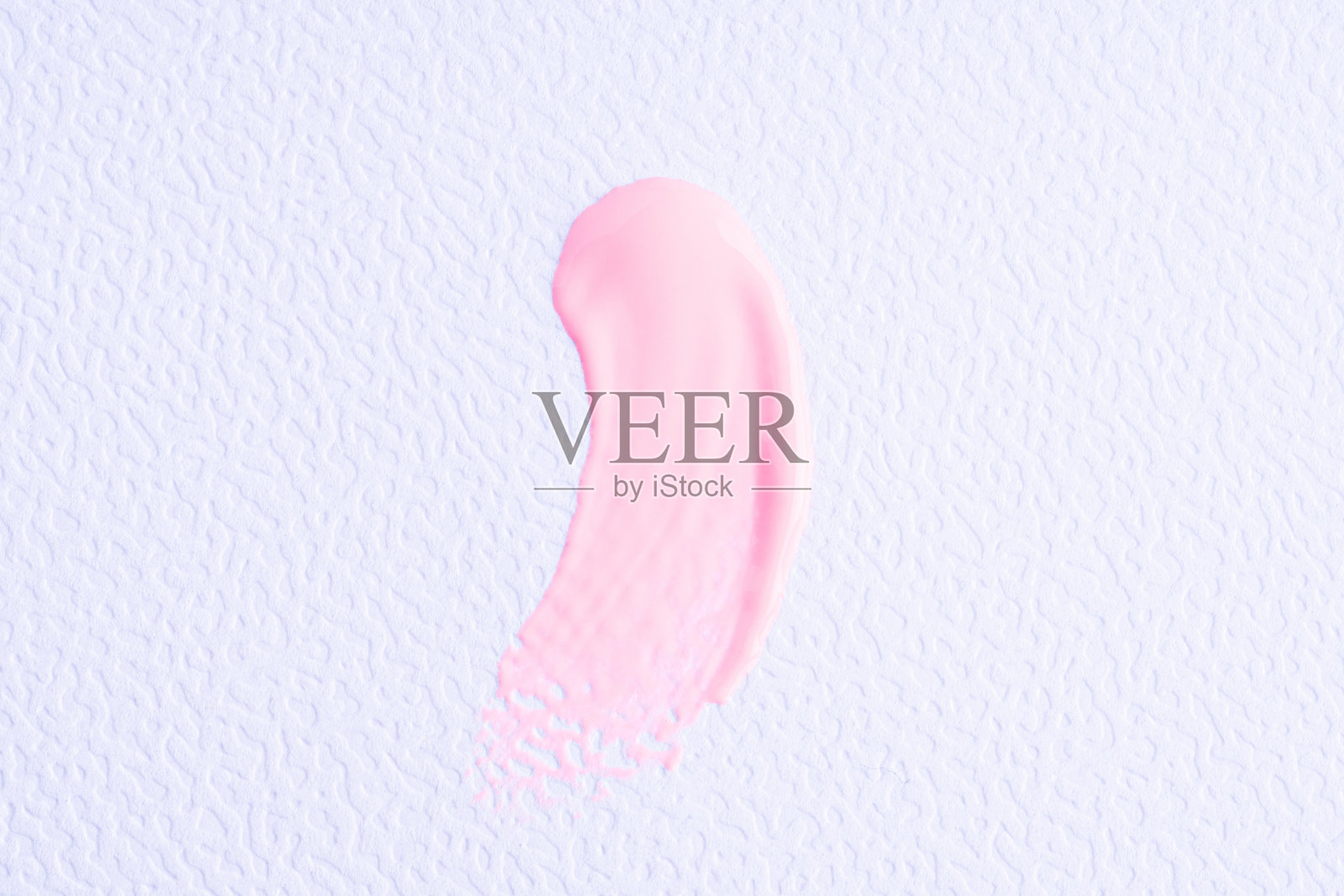 浅粉红色的油漆样本在白纸的背景。唇彩、化妆品笔画水粉、油彩纹理、化妆品或美容产品纹理的粉色样本。照片摄影图片