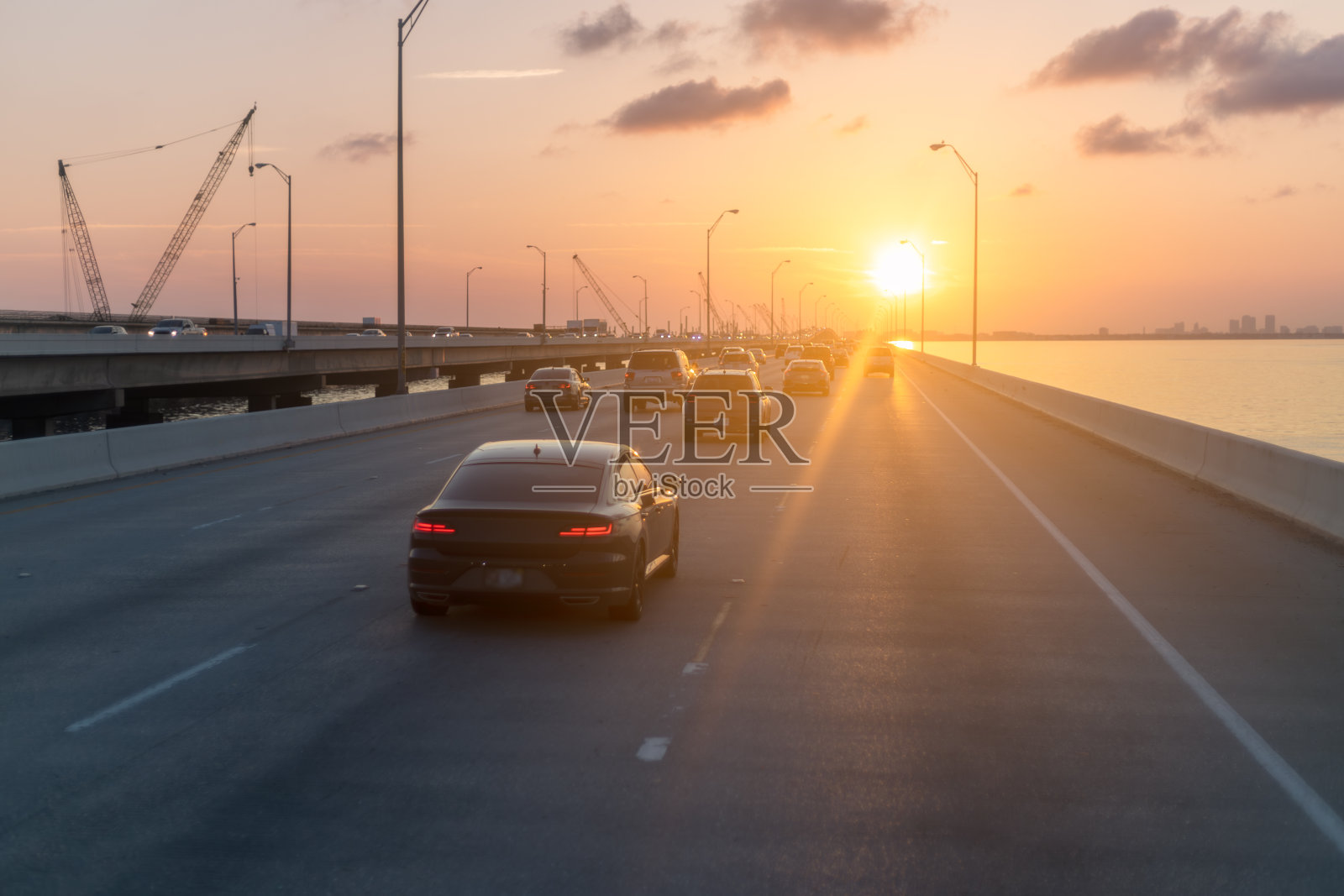 日出时高速公路上的车辆照片摄影图片