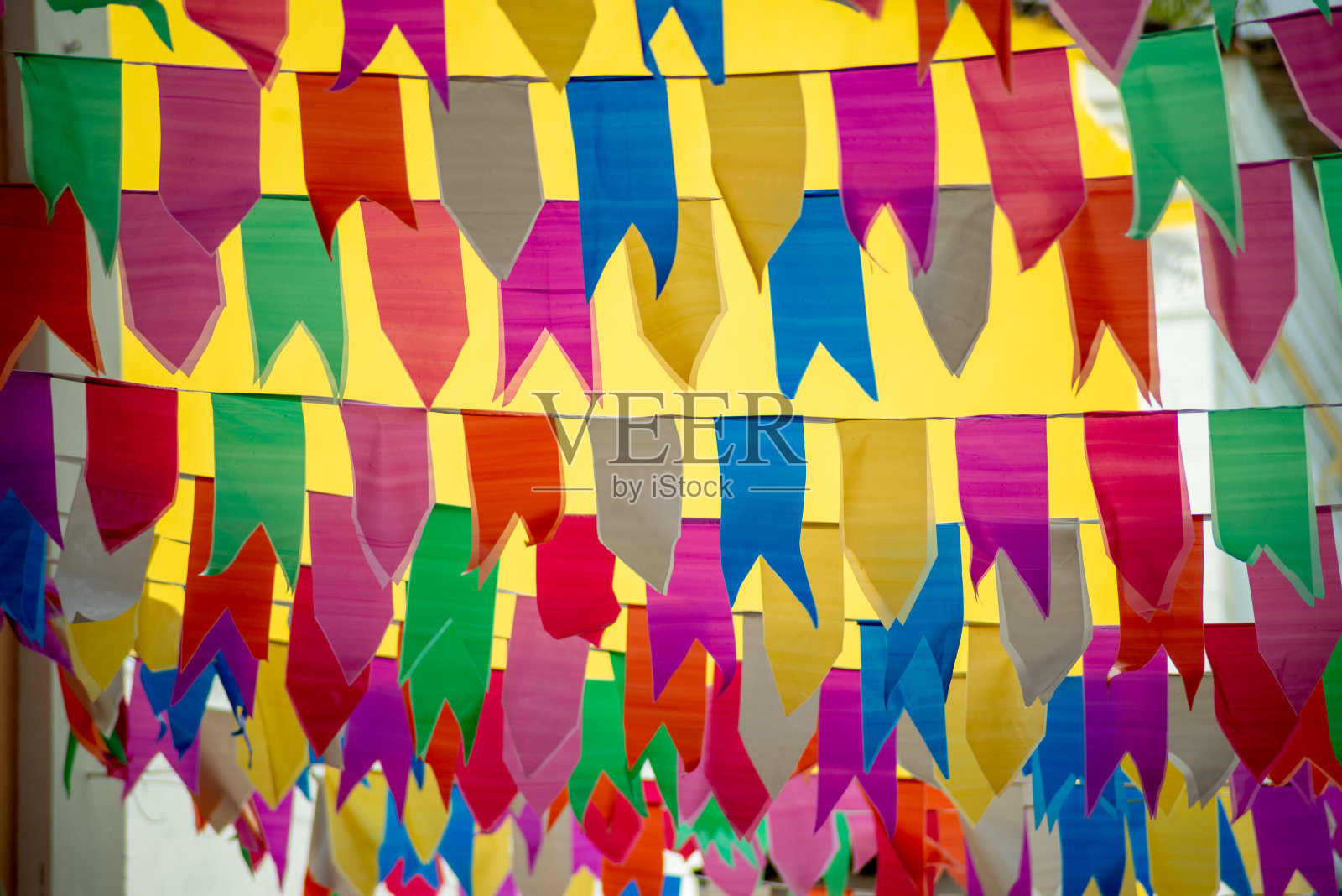 绳子上悬挂着不同颜色的旗帜。圣若昂装饰。6月庆祝。照片摄影图片