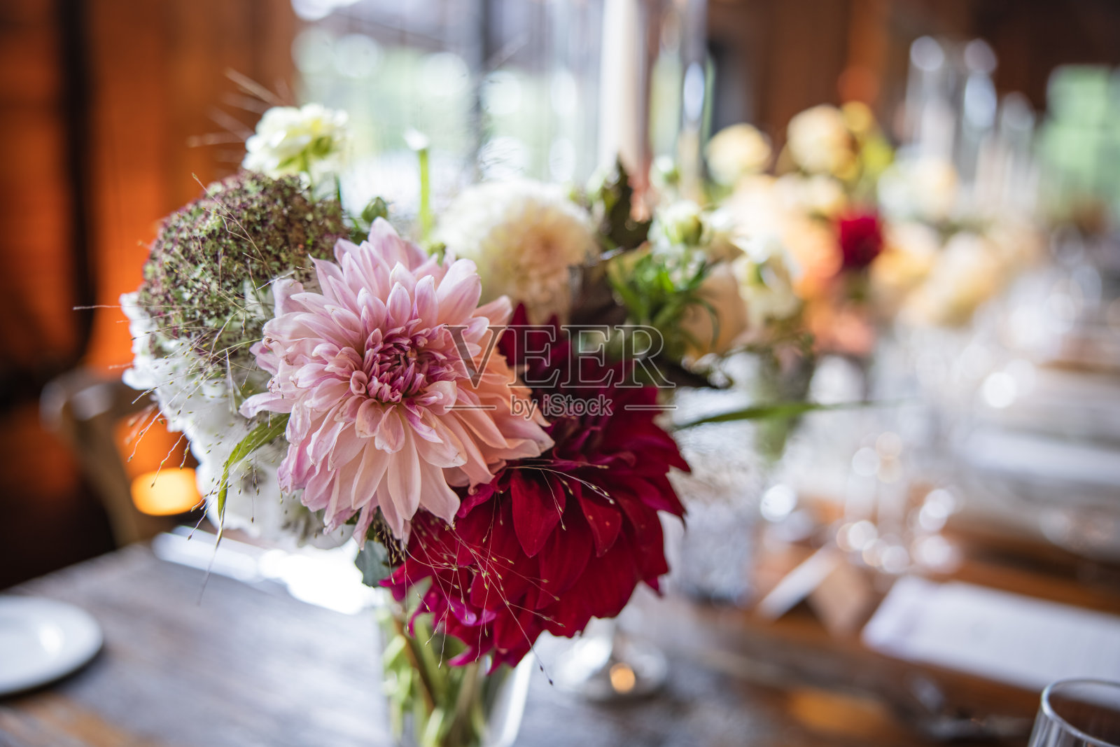 鲜花仪式设计：玫瑰、蜡烛、蛋糕等婚礼装饰照片摄影图片