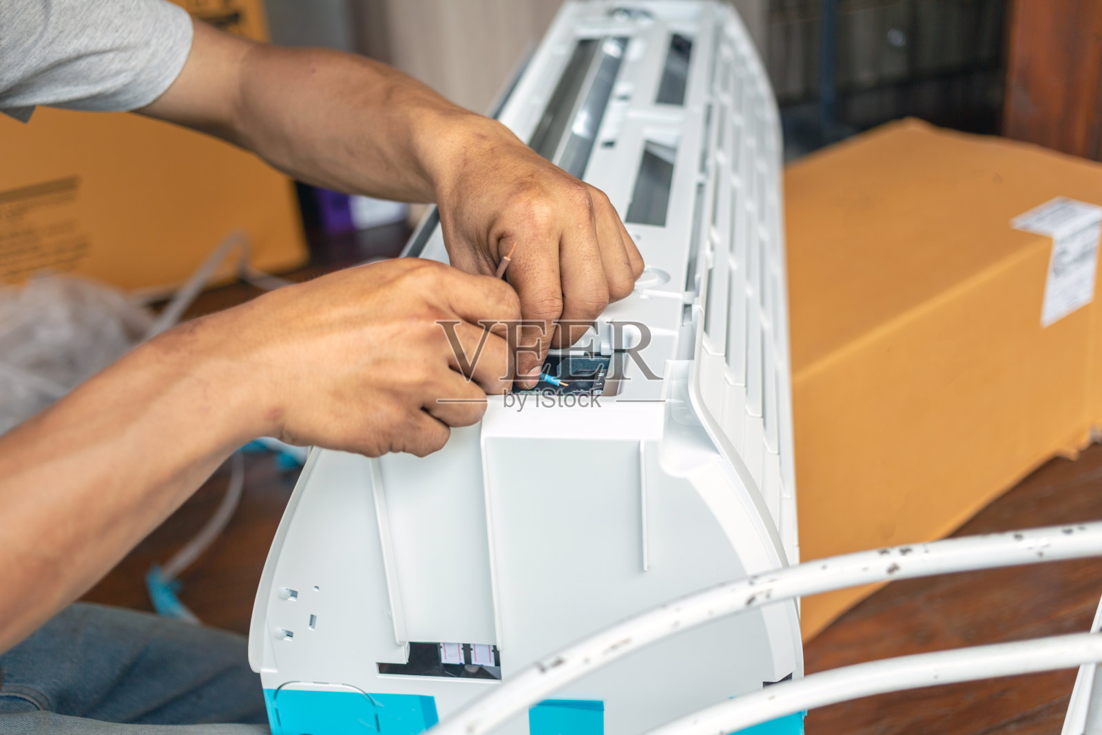 维修人员用螺丝刀检查空调的特写手照片摄影图片