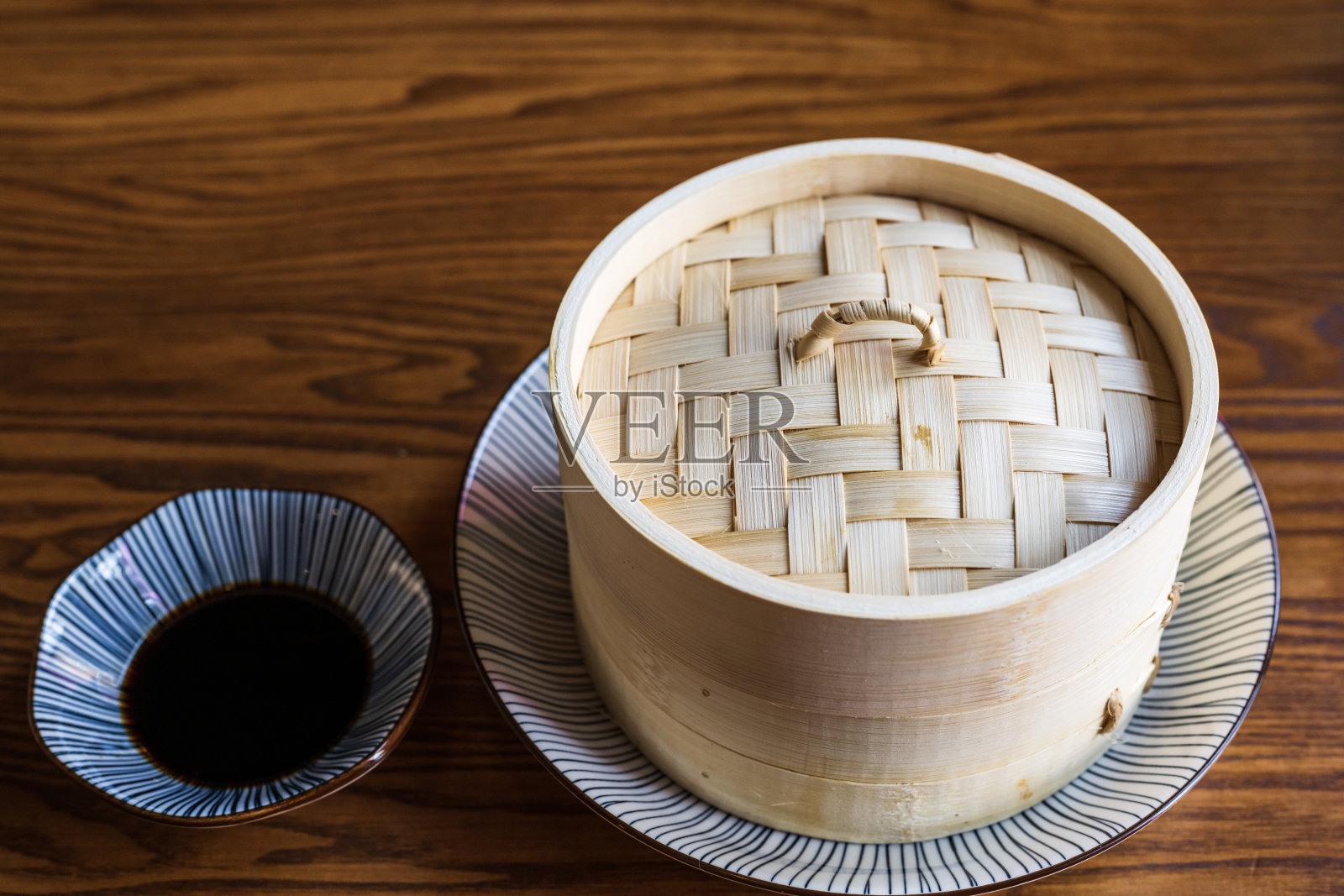 竹制蒸笼，木桌，中式点心照片摄影图片