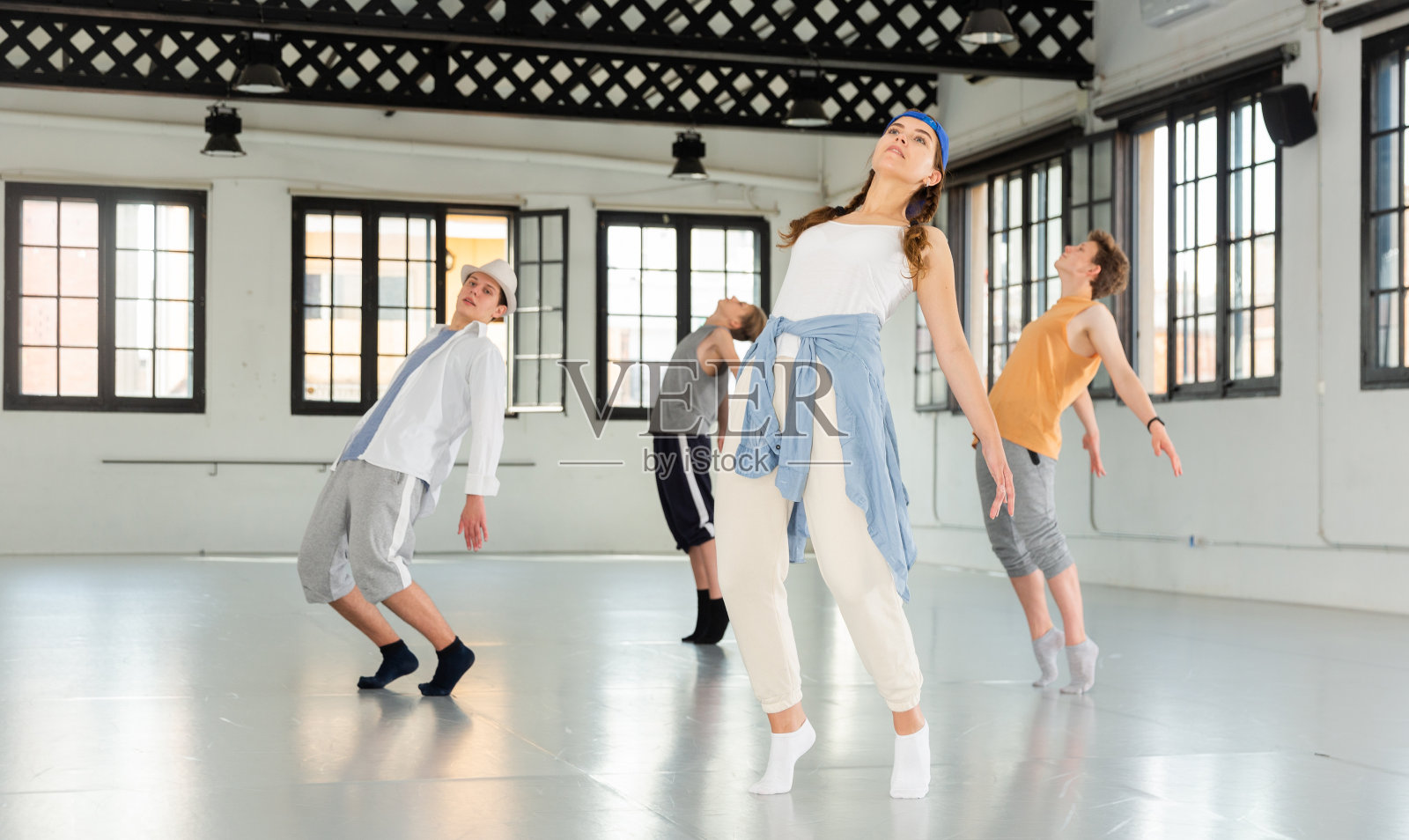 青少年在舞蹈室练习现代舞照片摄影图片
