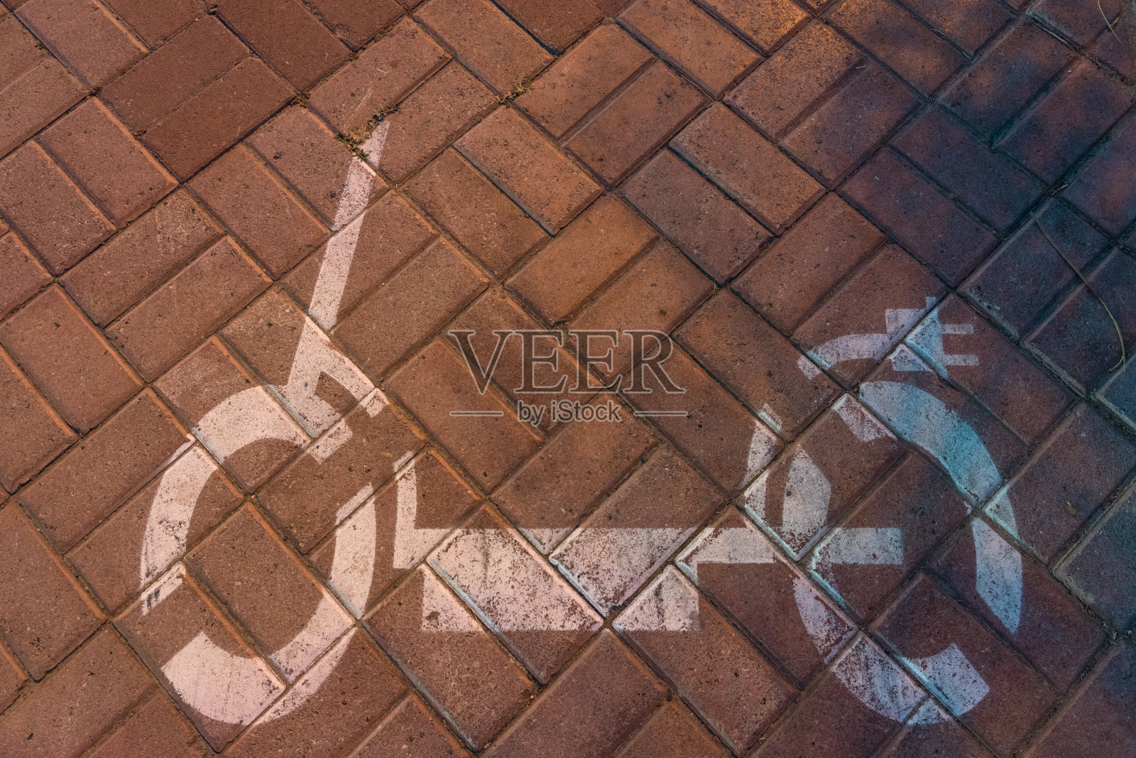 用白色油漆涂在路面石块上的电动滑板车标志照片摄影图片