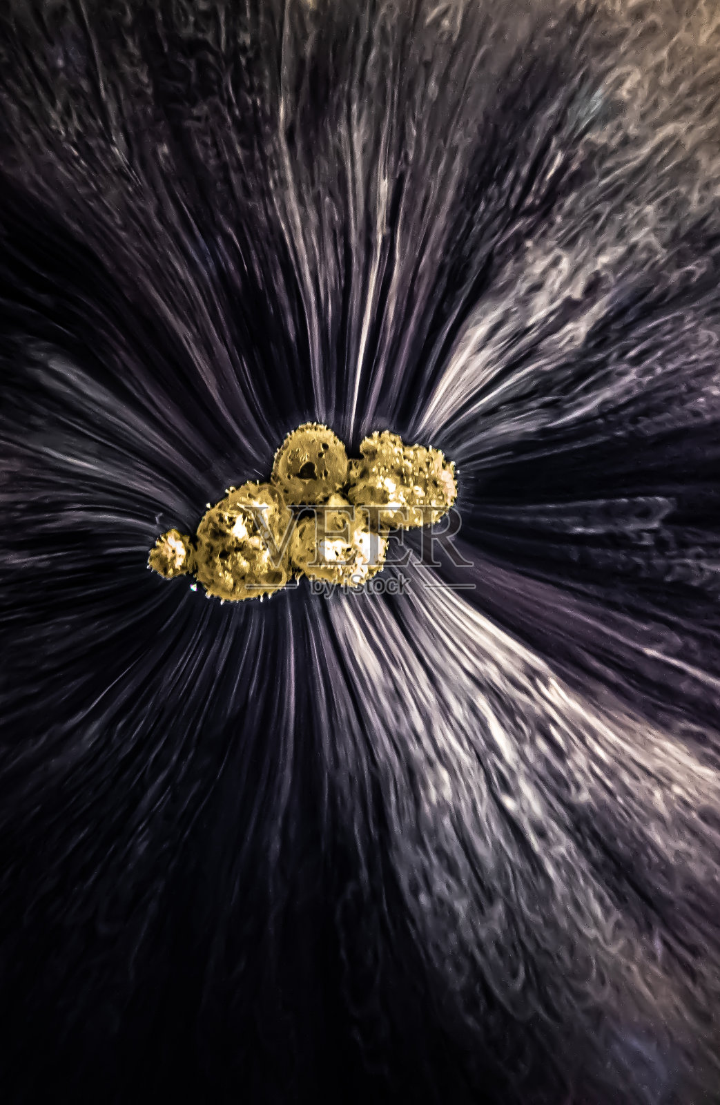 在实验室中蒸发干冰晶体模拟彗星尾巴的影响照片摄影图片