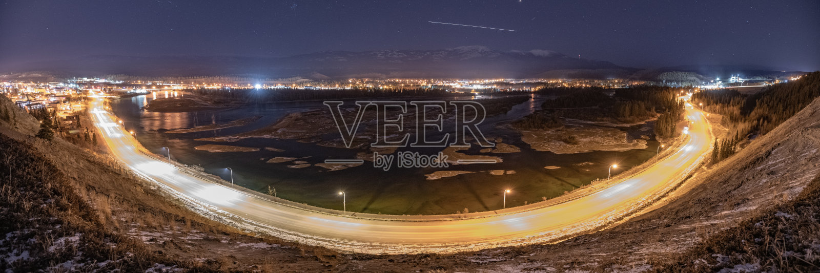 白马，育空地区沿着育空河在秋天的夜晚。照片摄影图片