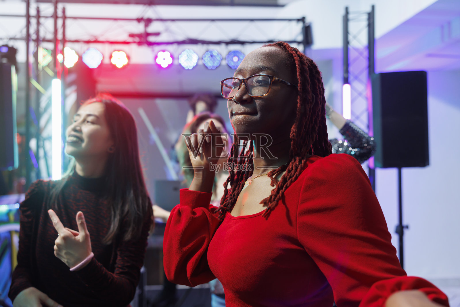 女子在俱乐部的舞池里狂欢照片摄影图片