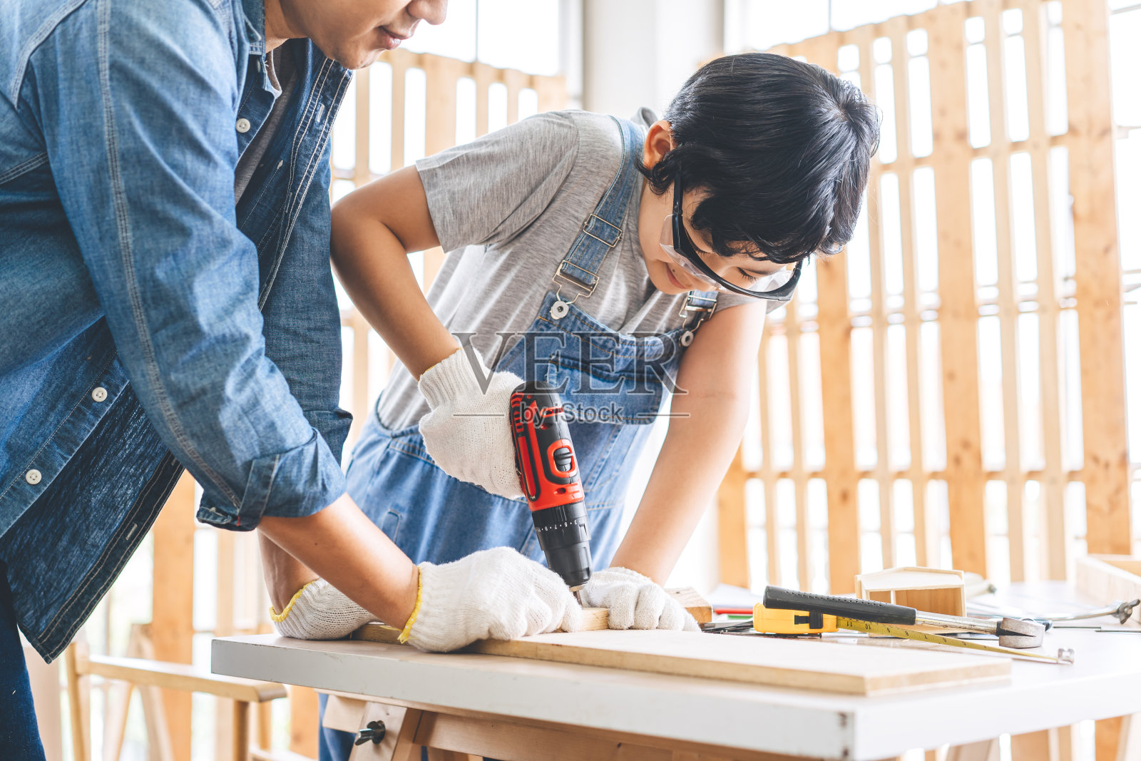 东南亚家庭父亲和儿子在家庭作坊diy或修理工艺技能照片摄影图片