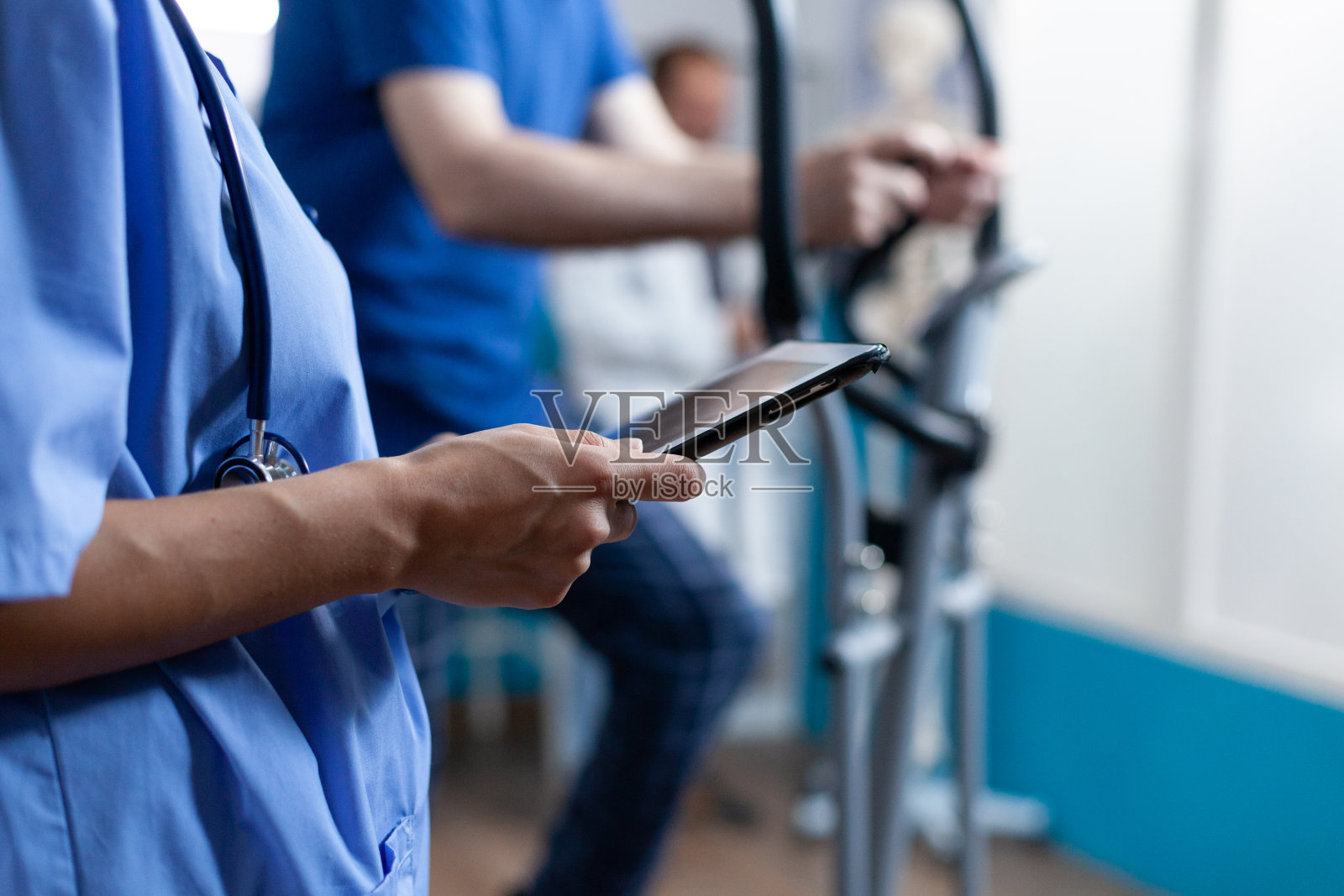 护士手持触摸屏平板电脑的特写照片摄影图片