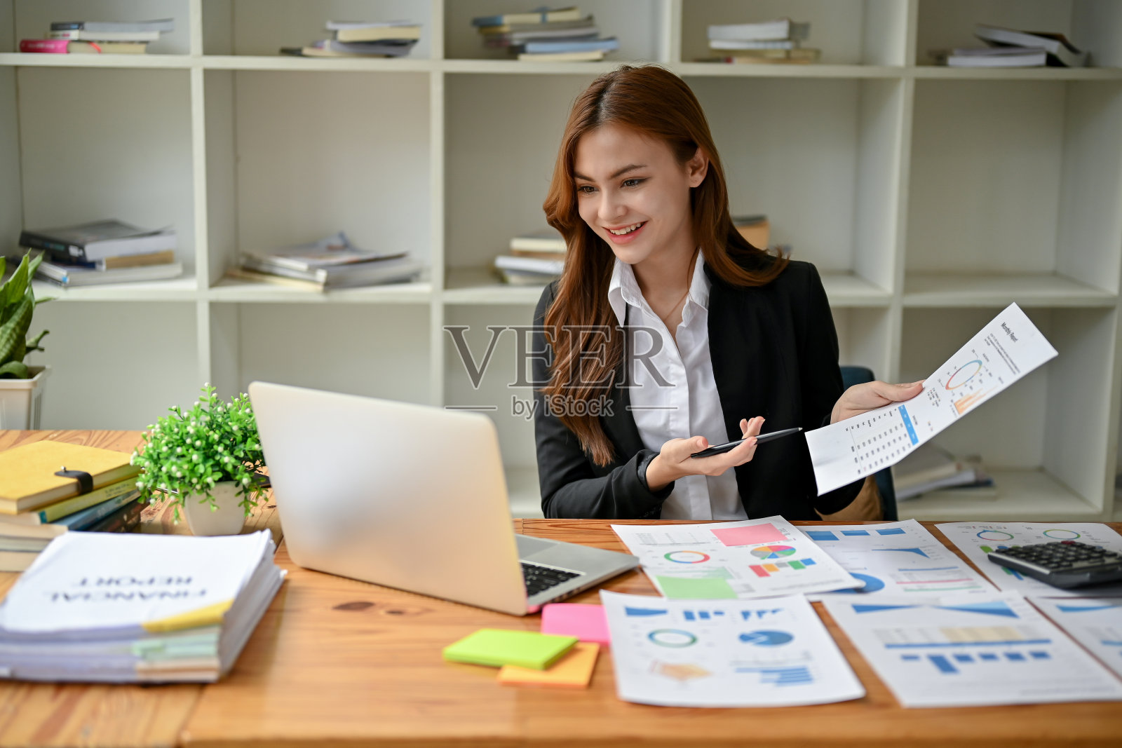 一位有魅力的女商人正在她的办公室里开金融在线会议或网络研讨会。照片摄影图片