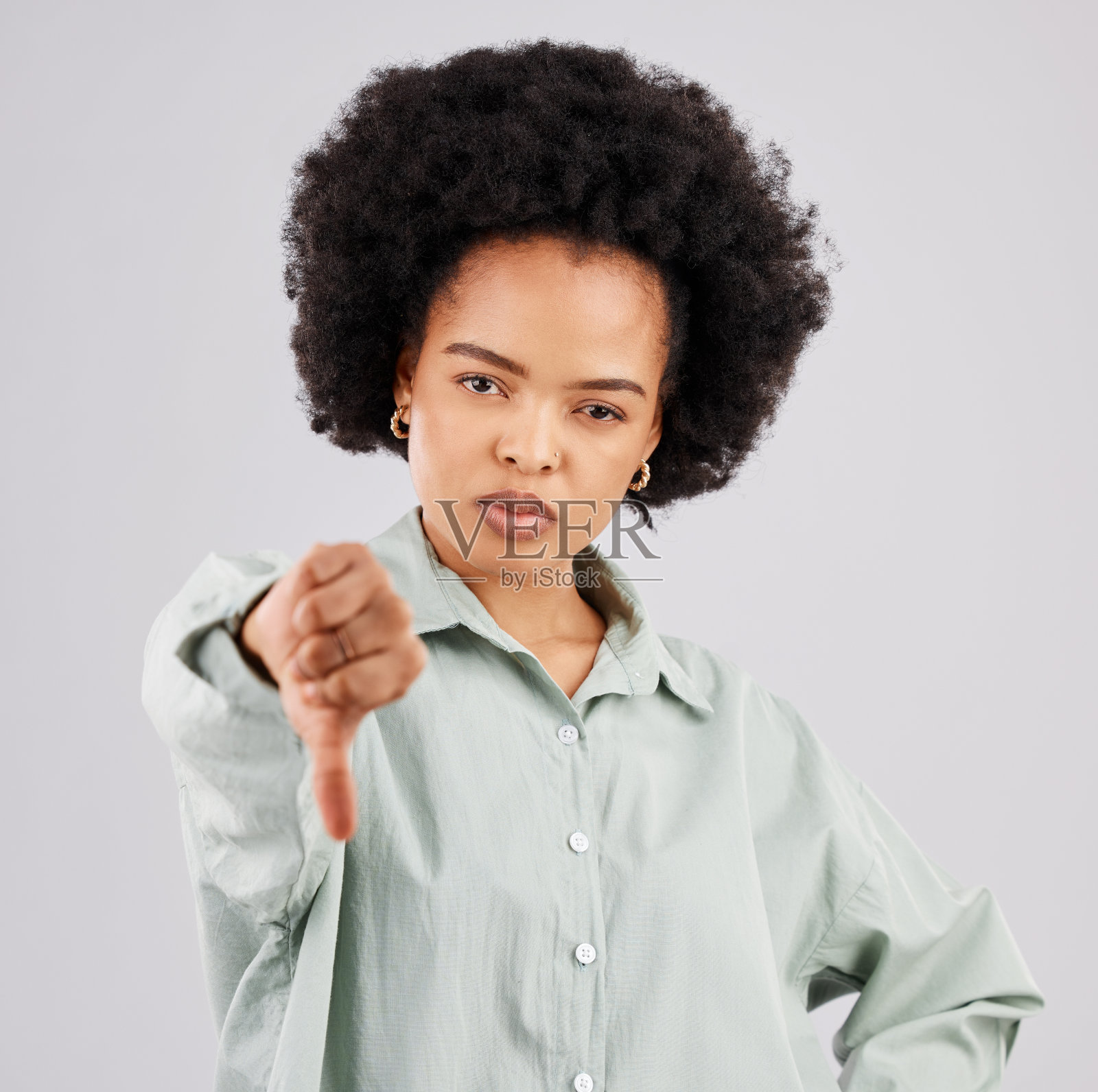 肖像，拇指朝下和黑人妇女严肃的工作室孤立在一个白色的背景。手势，带有不喜欢表情符号的人或女性，负面意见或否，拒绝或失败，投票或错误。照片摄影图片