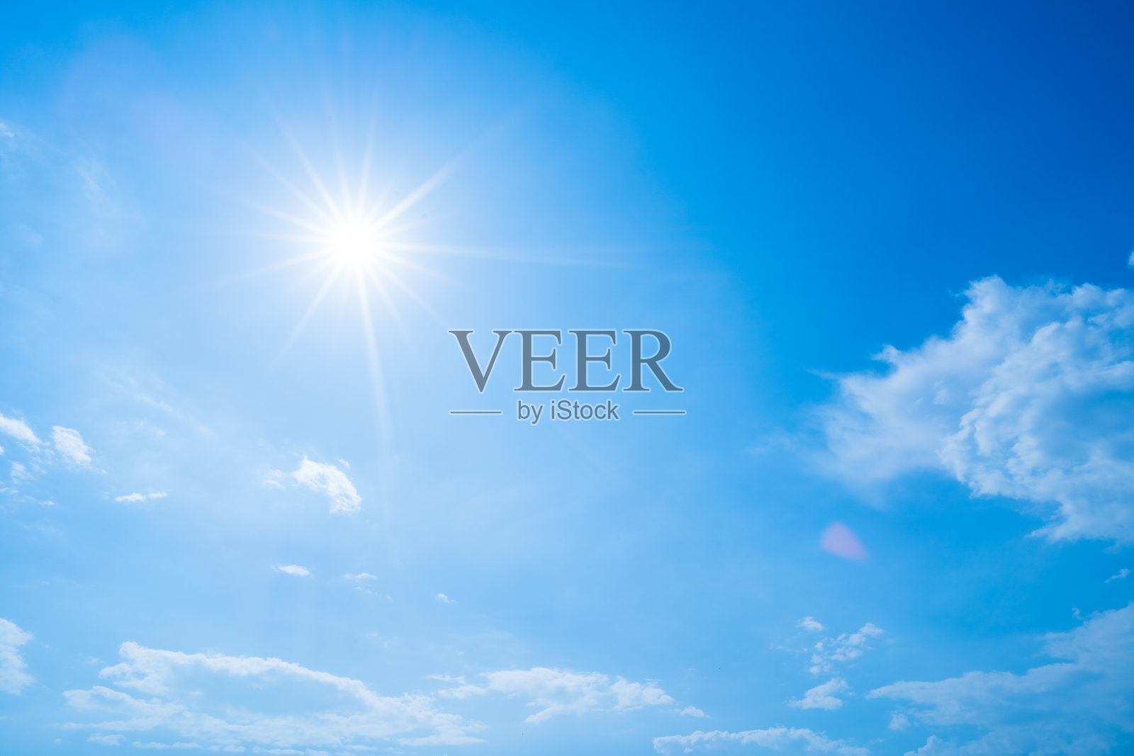 美丽的空气，明亮的蓝天背景抽象清晰的纹理与白云。照片摄影图片