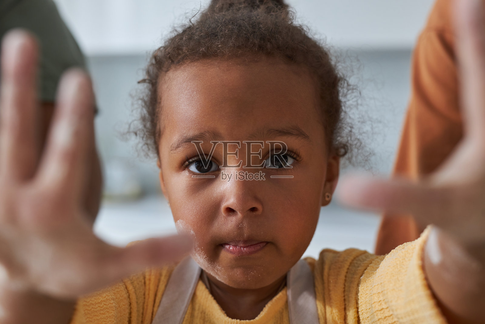 小女孩和父母一起烤面包照片摄影图片