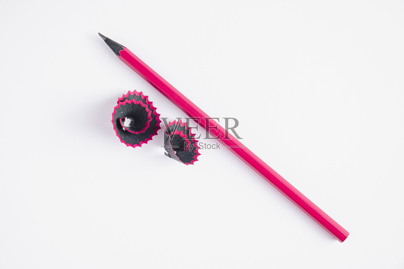 白色背景上的木制粉色铅笔和刨花。照片摄影图片