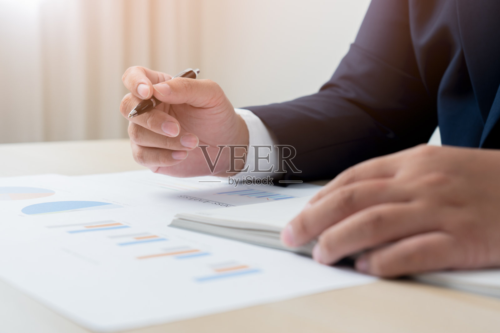 商务人士分析财务文件、图表、报表照片摄影图片